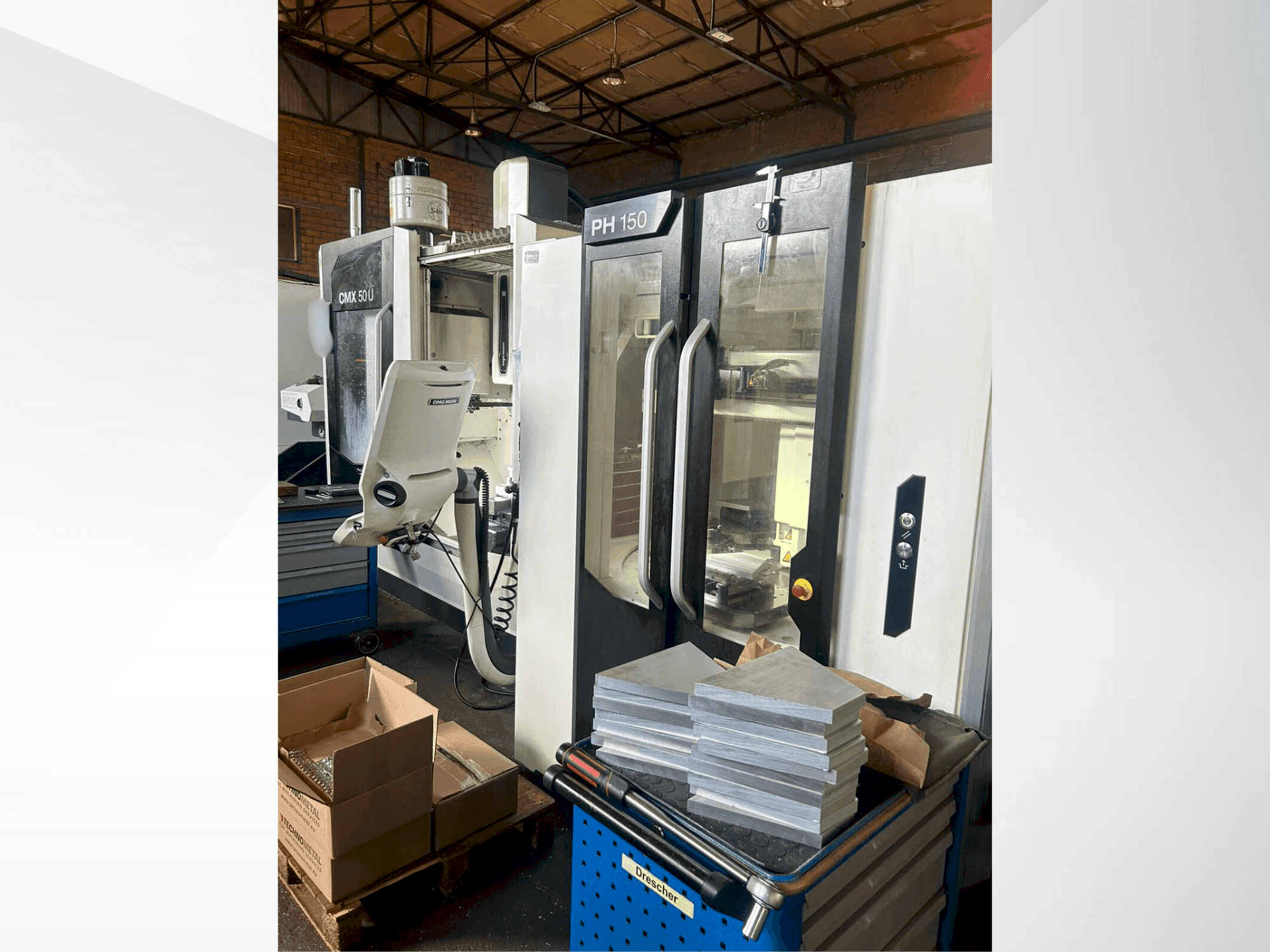 A DMG MORI CMX50U gép elölnézete