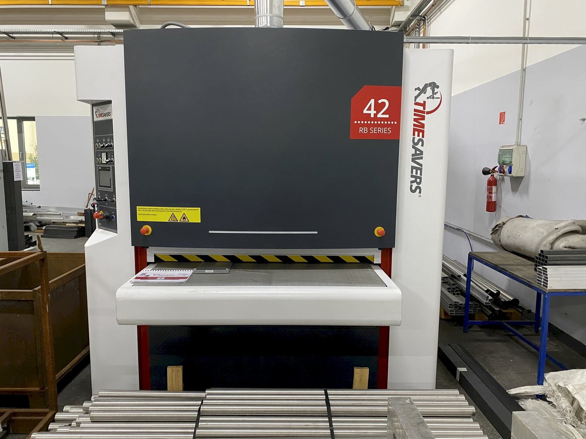 A TIMESAVERS 42-SERIE-1350-WRB gép elölnézete