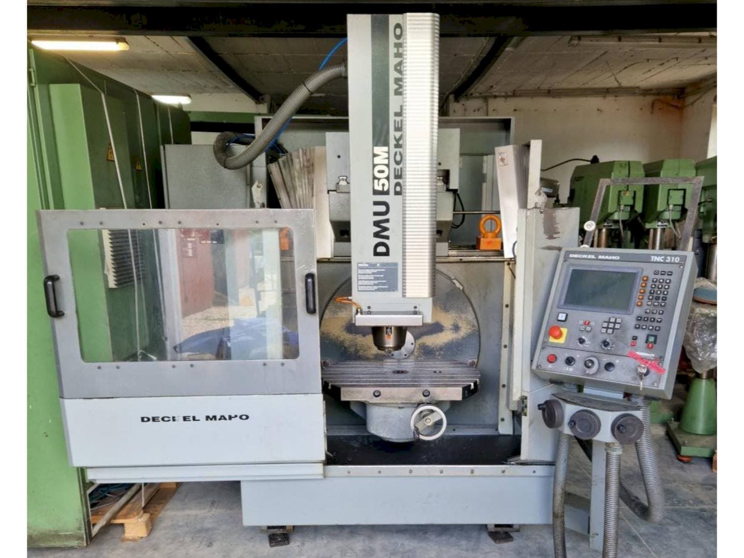 A DECKEL MAHO DMU 50M  gép elölnézete