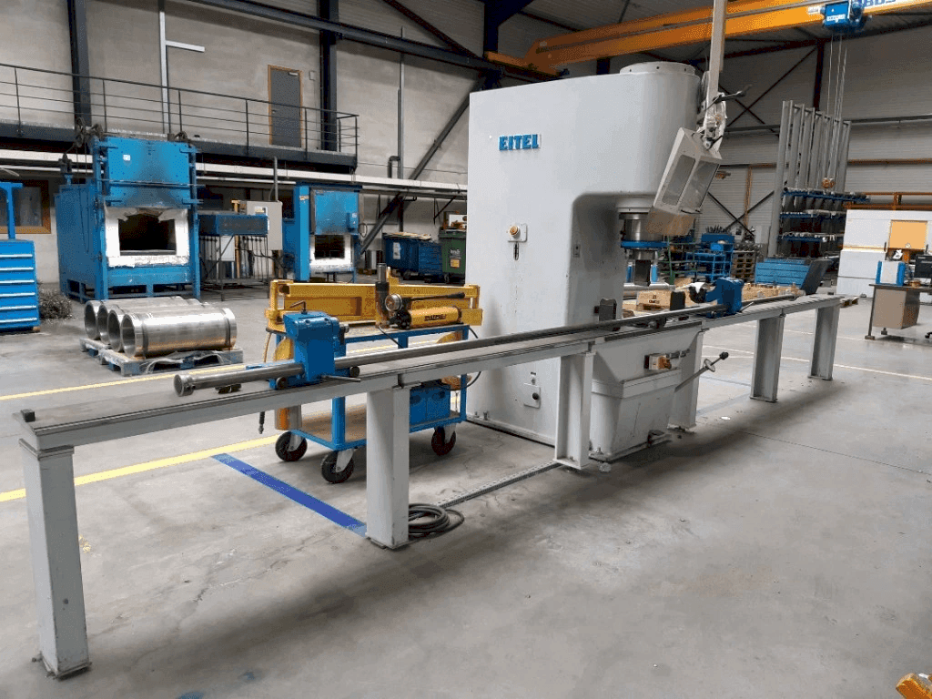 A EITEL-PRESS RP 100 gép elölnézete