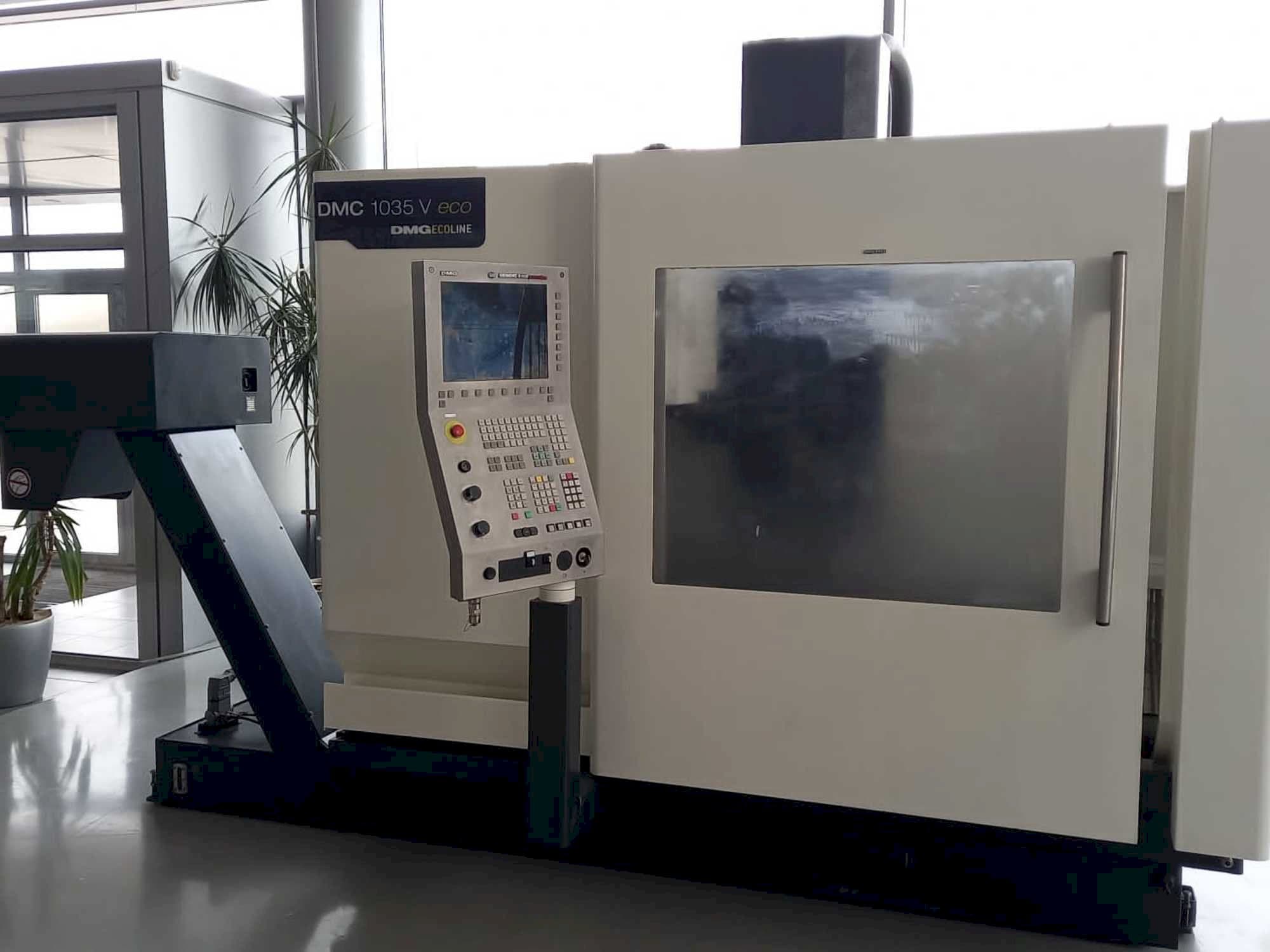 A DMG DMC 1035 V eco  gép elölnézete