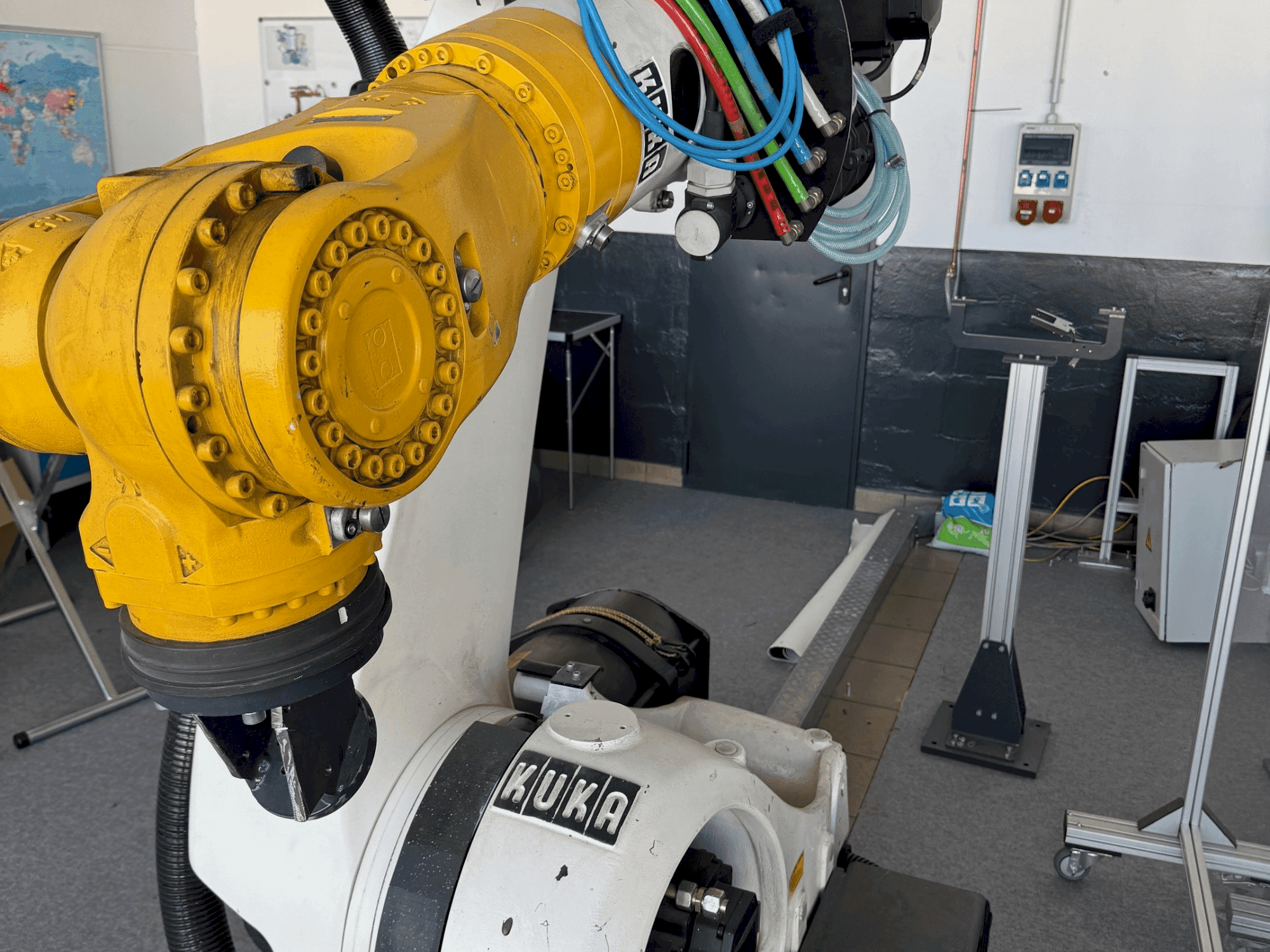 A KUKA KR210 2000-2  gép elölnézete