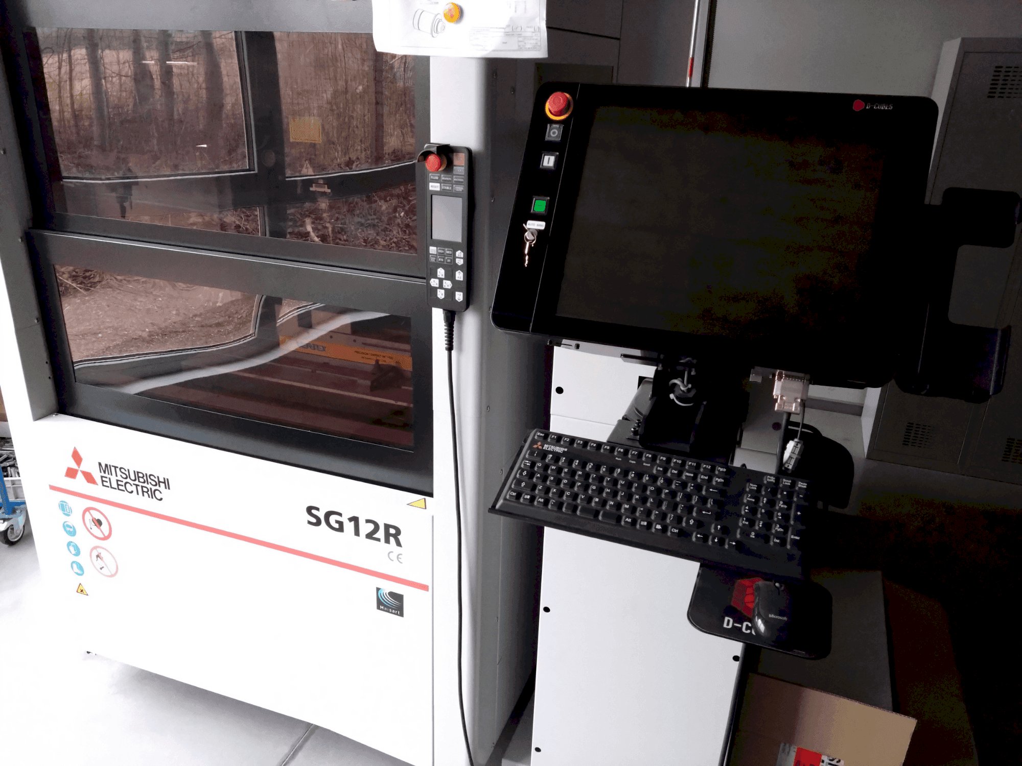 A Mitsubishi Electric SG12M gép elölnézete