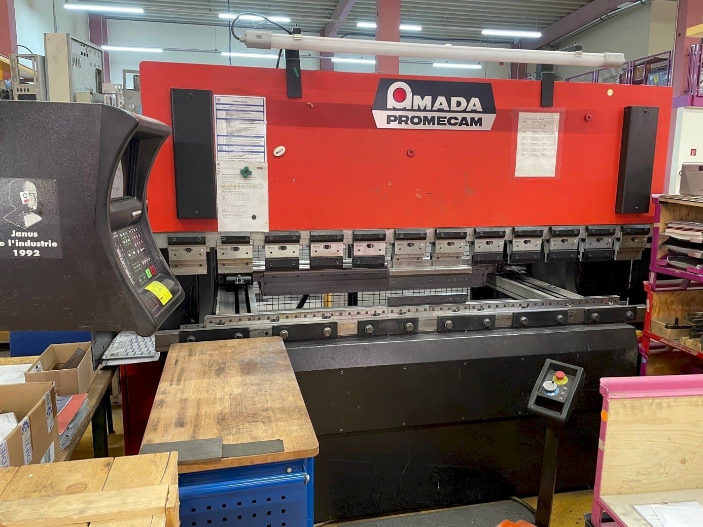 A AMADA APX 80-25 gép elölnézete