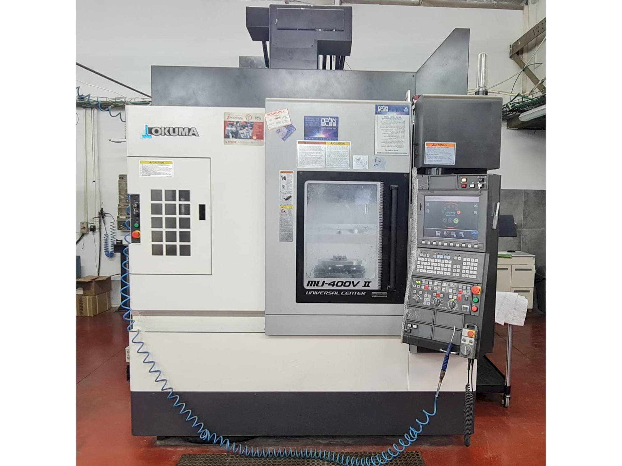 A Okuma MU-400V II gép elölnézete