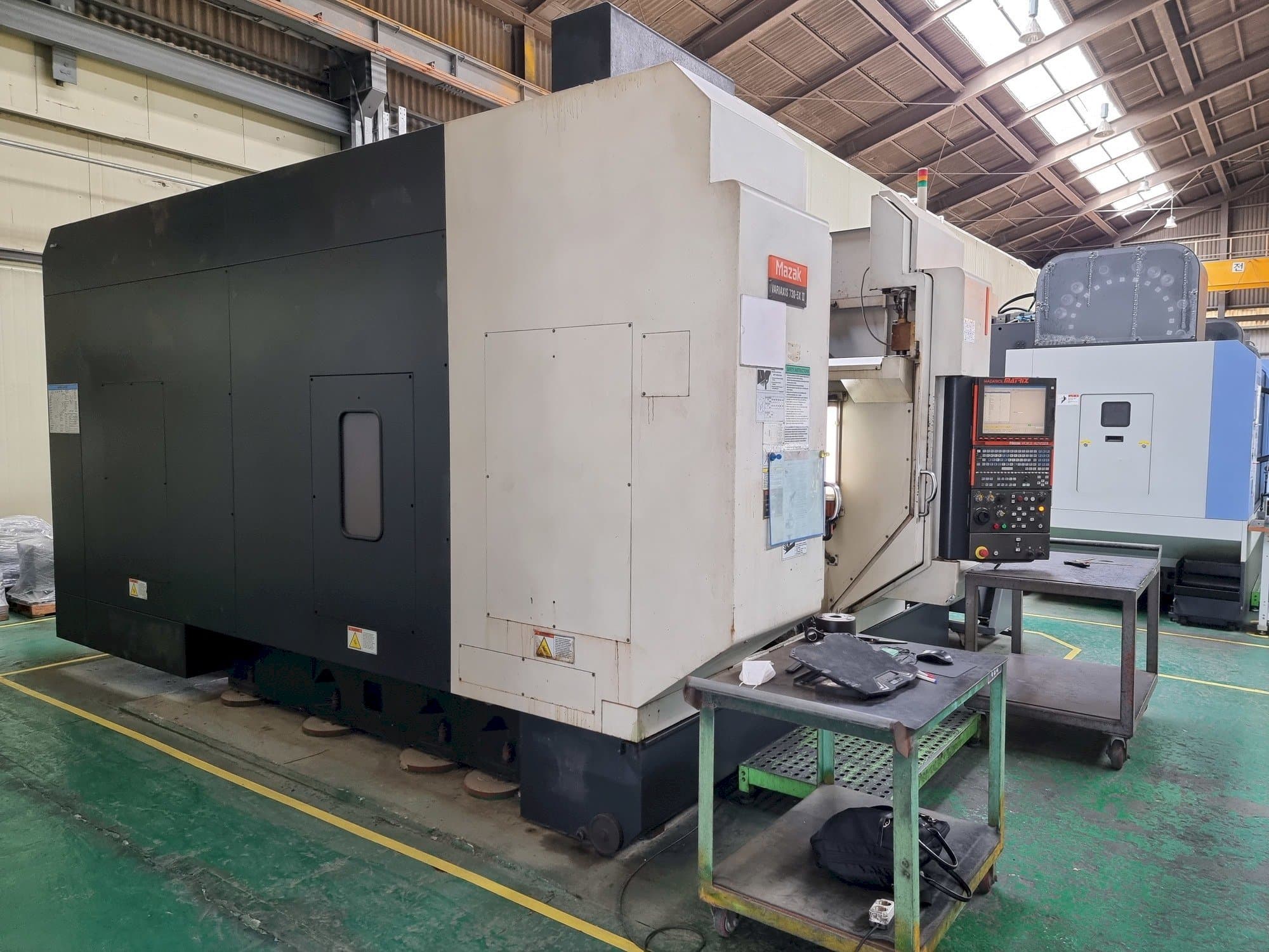 A Mazak VARIAXIS 730-5X II gép elölnézete