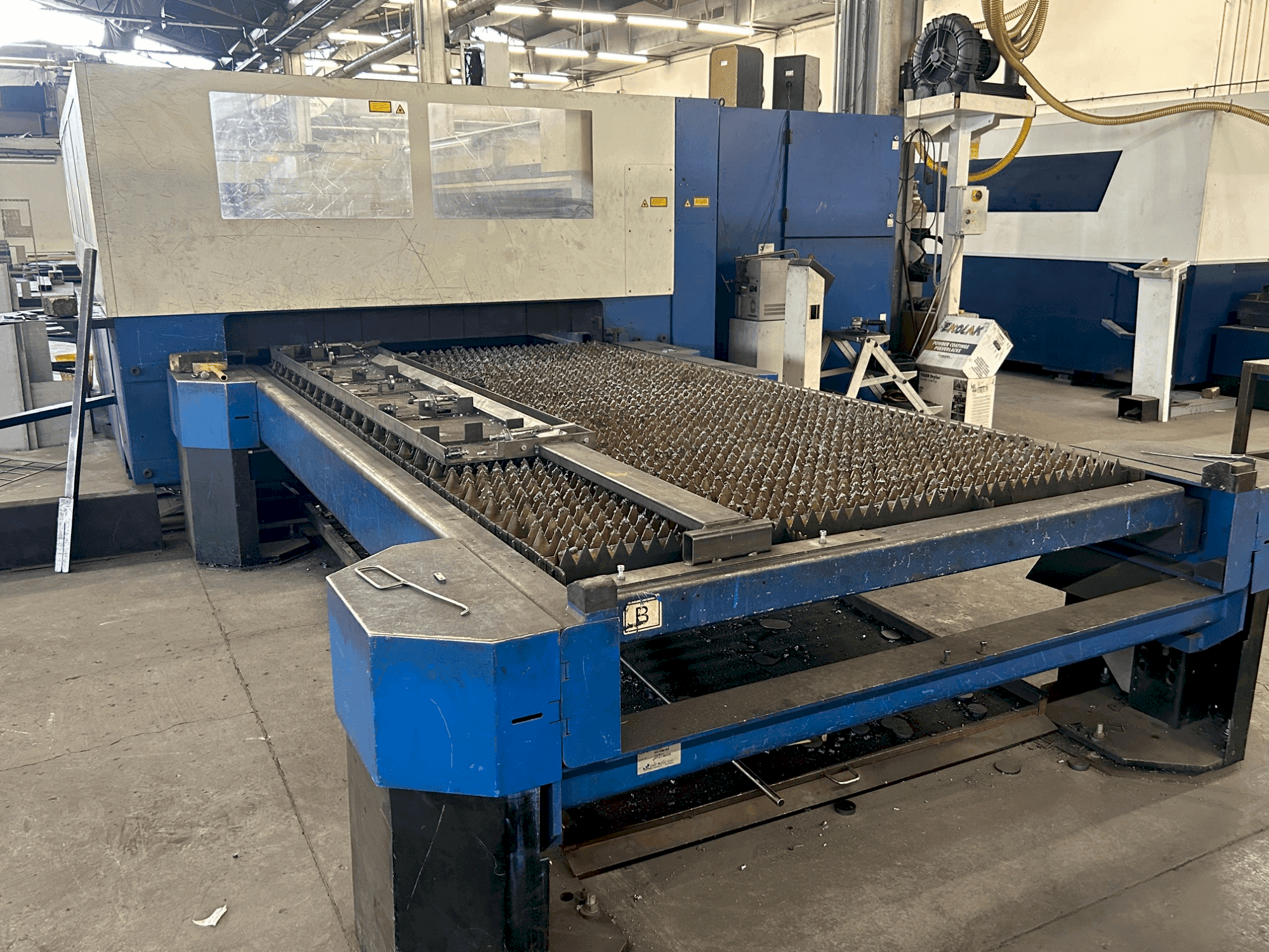 A TRUMPF trulaser 3030 (2007) gép elölnézete