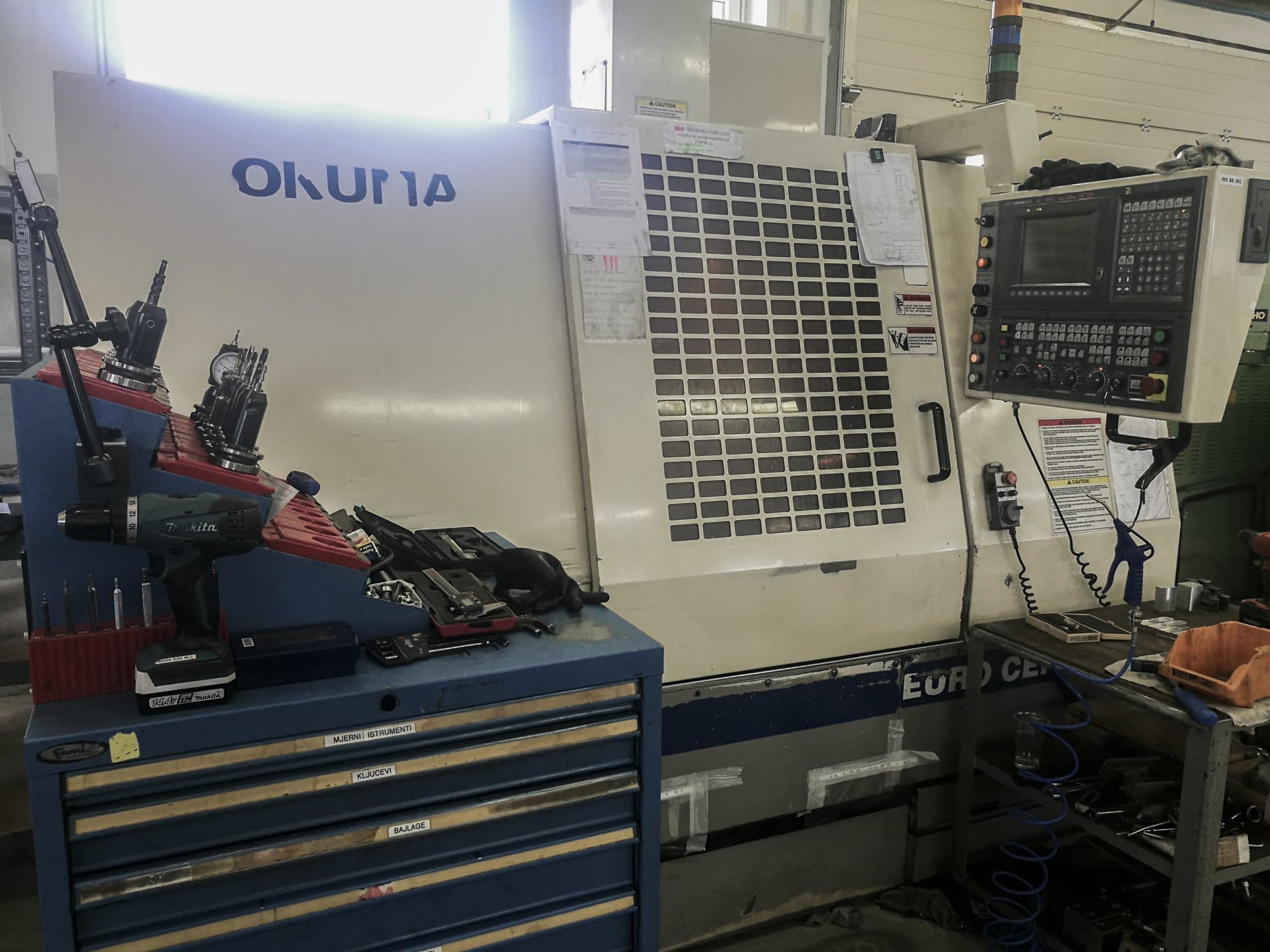 A Okuma EURO CENTER V50 gép elölnézete