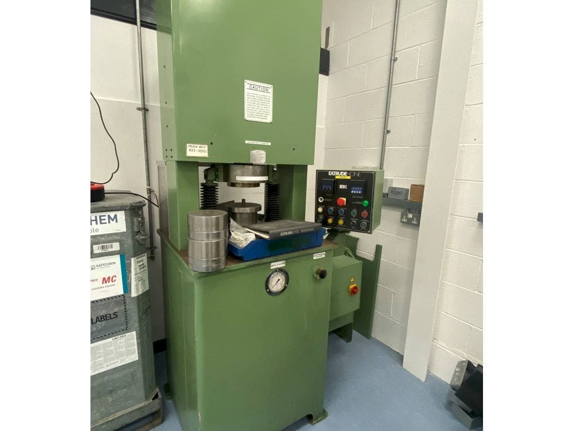 A Extrude Hone Vector Series gép elölnézete