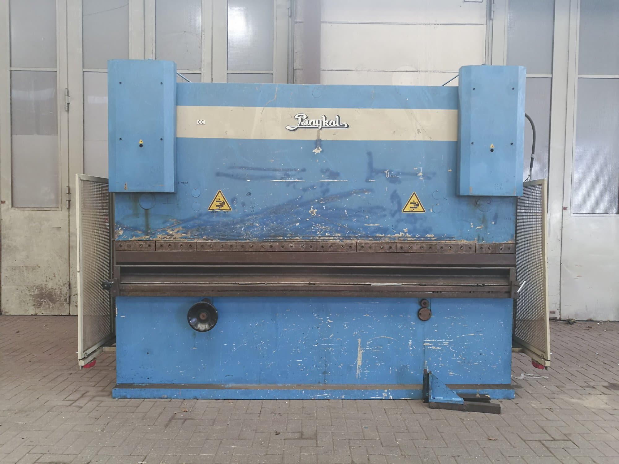 A Baykal APH 3112x220  gép elölnézete