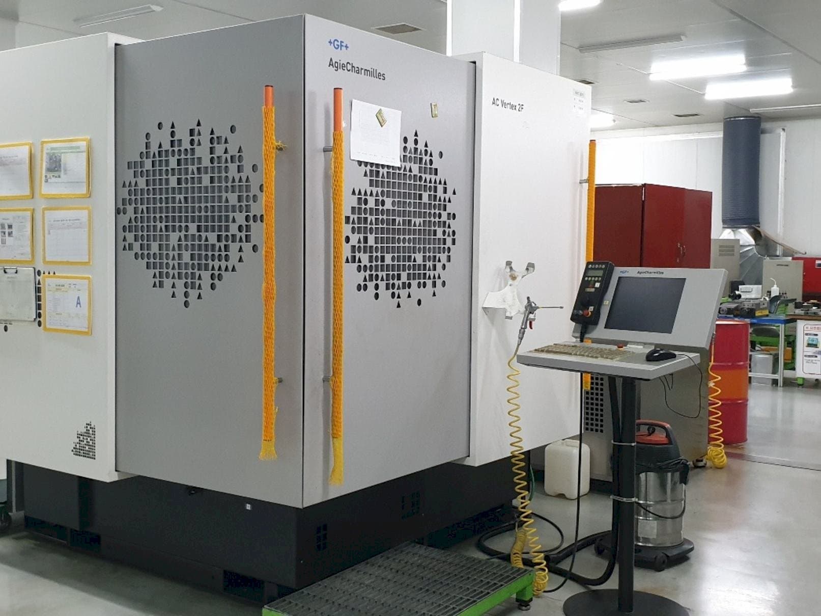 A AgieCharmilles AC VERTEX 2F gép elölnézete