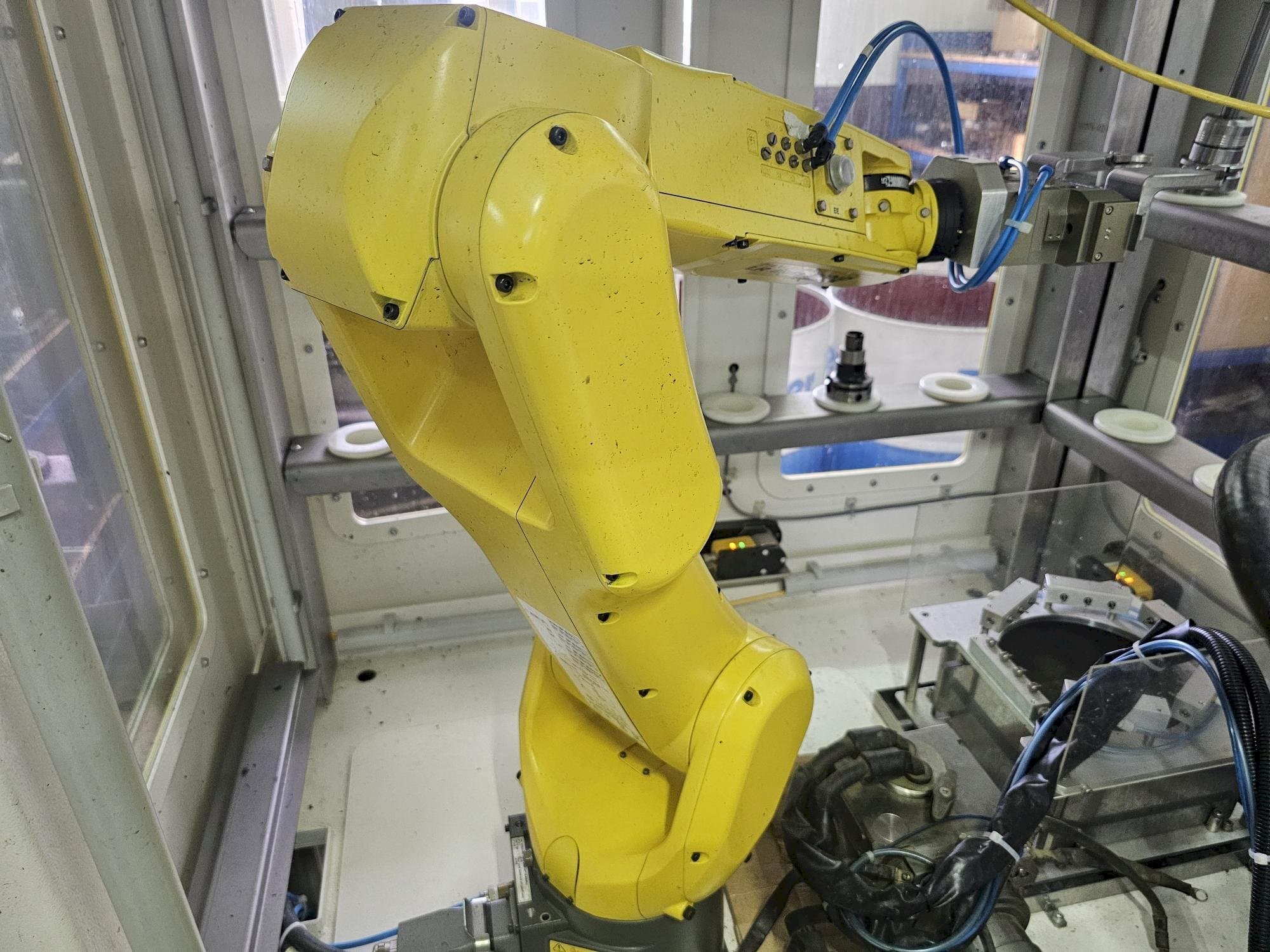 A FANUC LR Mate 200 id 7L gép elölnézete