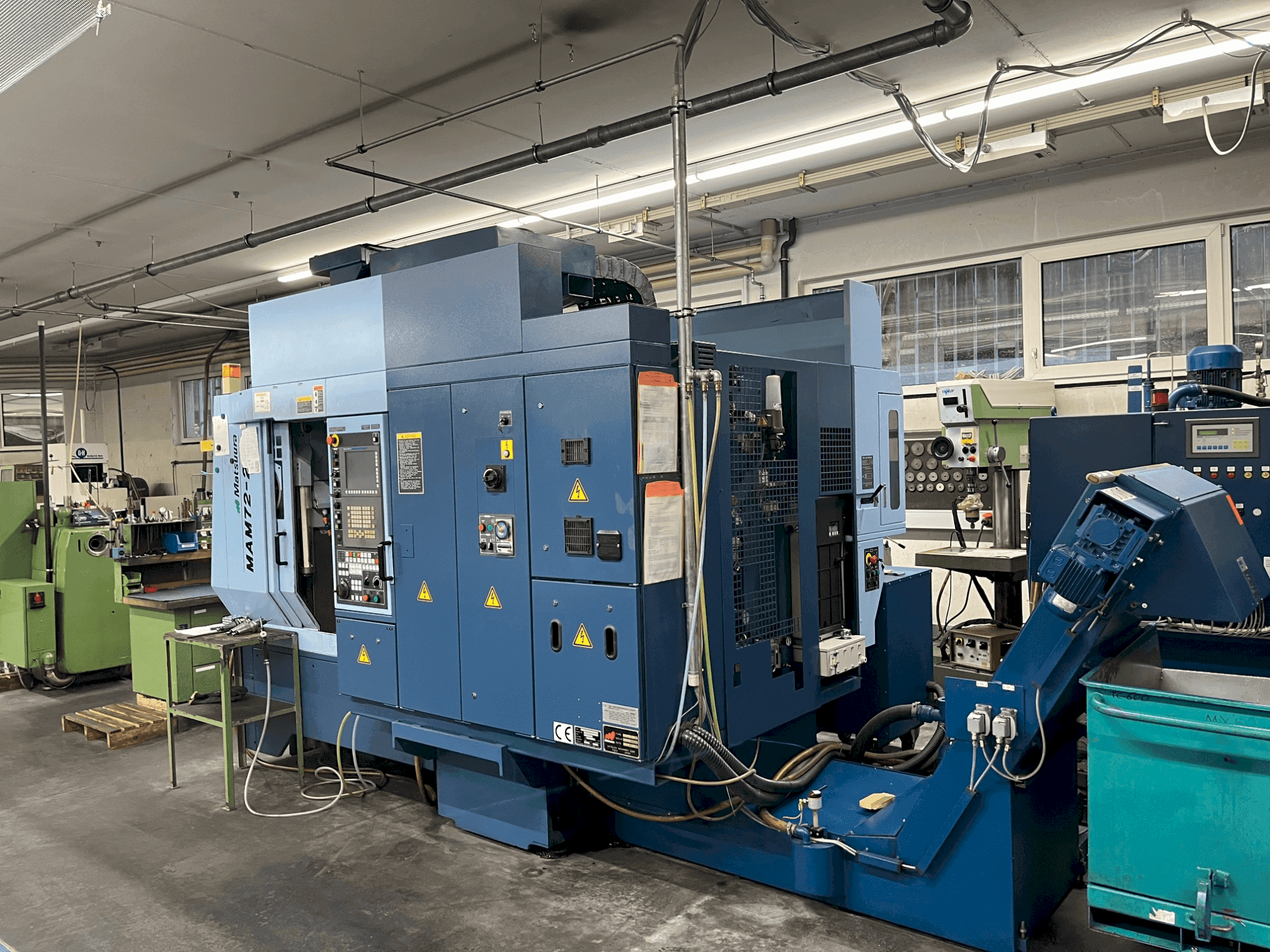 A Matsuura MAM72-25V gép elölnézete