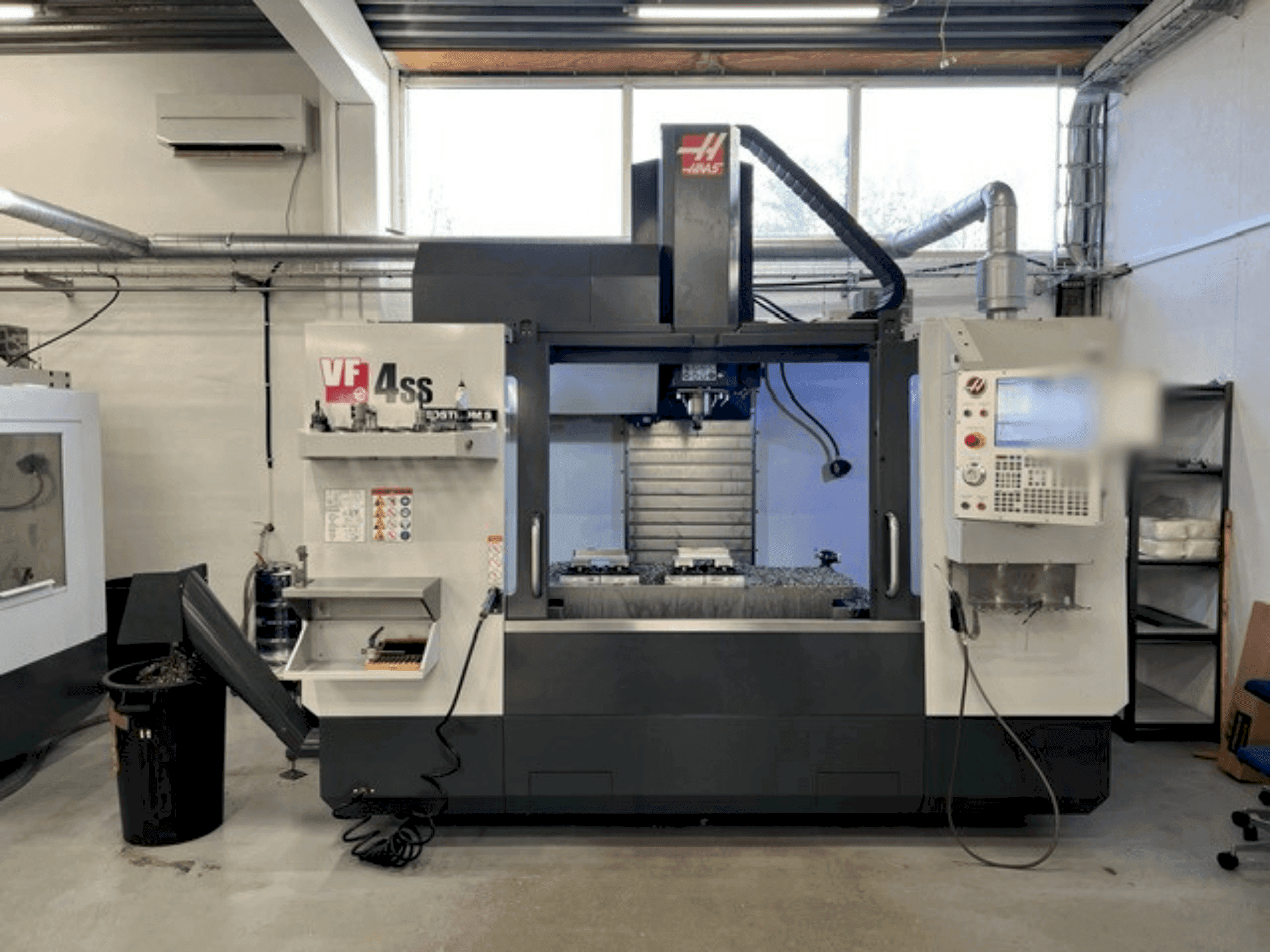 A HAAS VF-4SS gép elölnézete