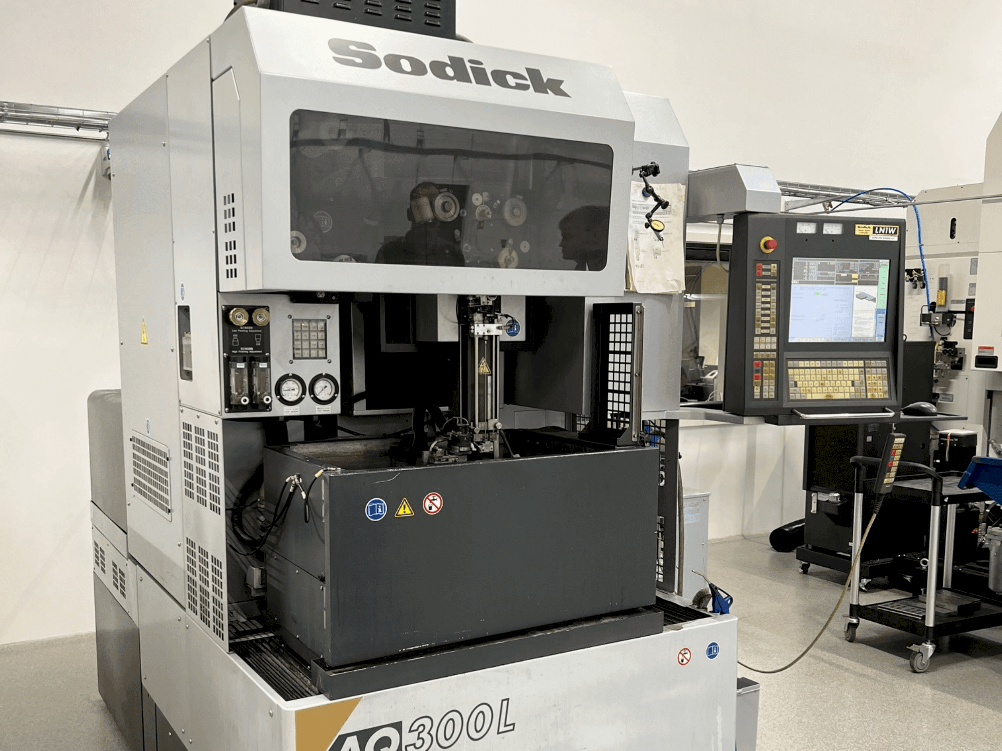 A Sodick AQ300L gép elölnézete