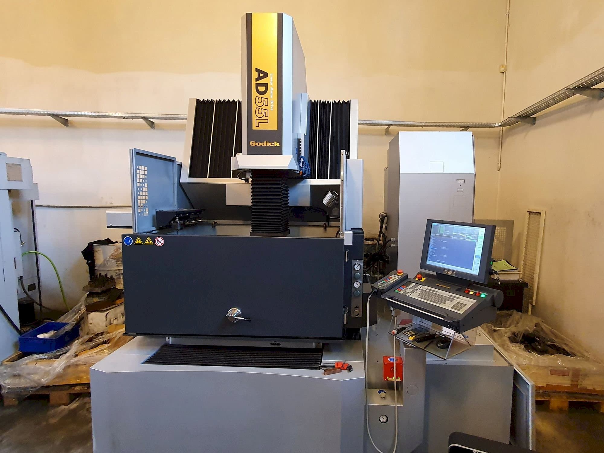 A Sodick AD55L gép elölnézete