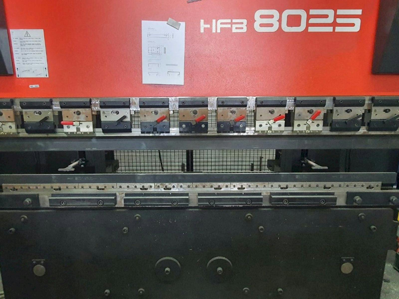 A AMADA HFBO 80-25  gép elölnézete