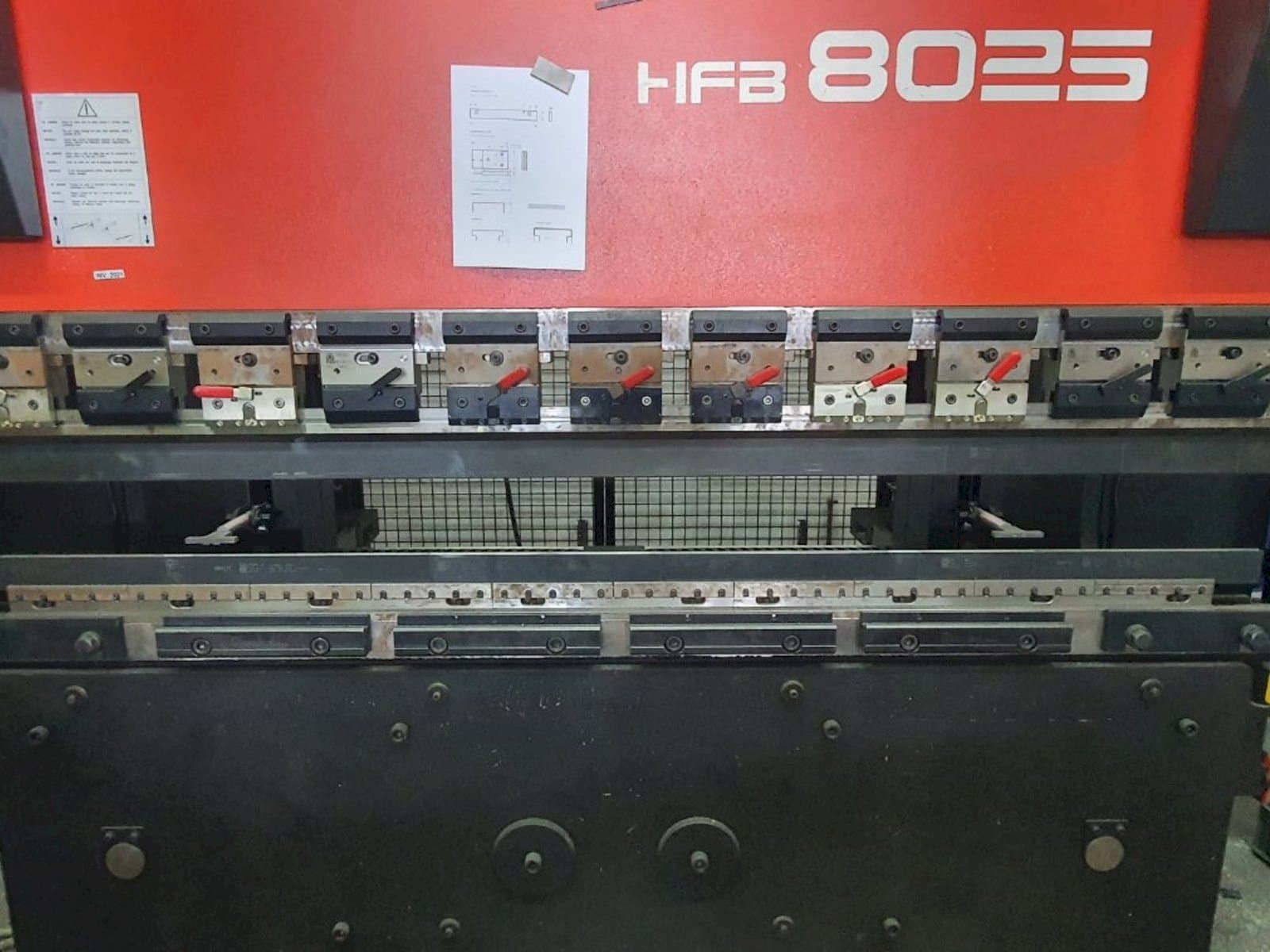 A AMADA HFBO 80-25 gép elölnézete