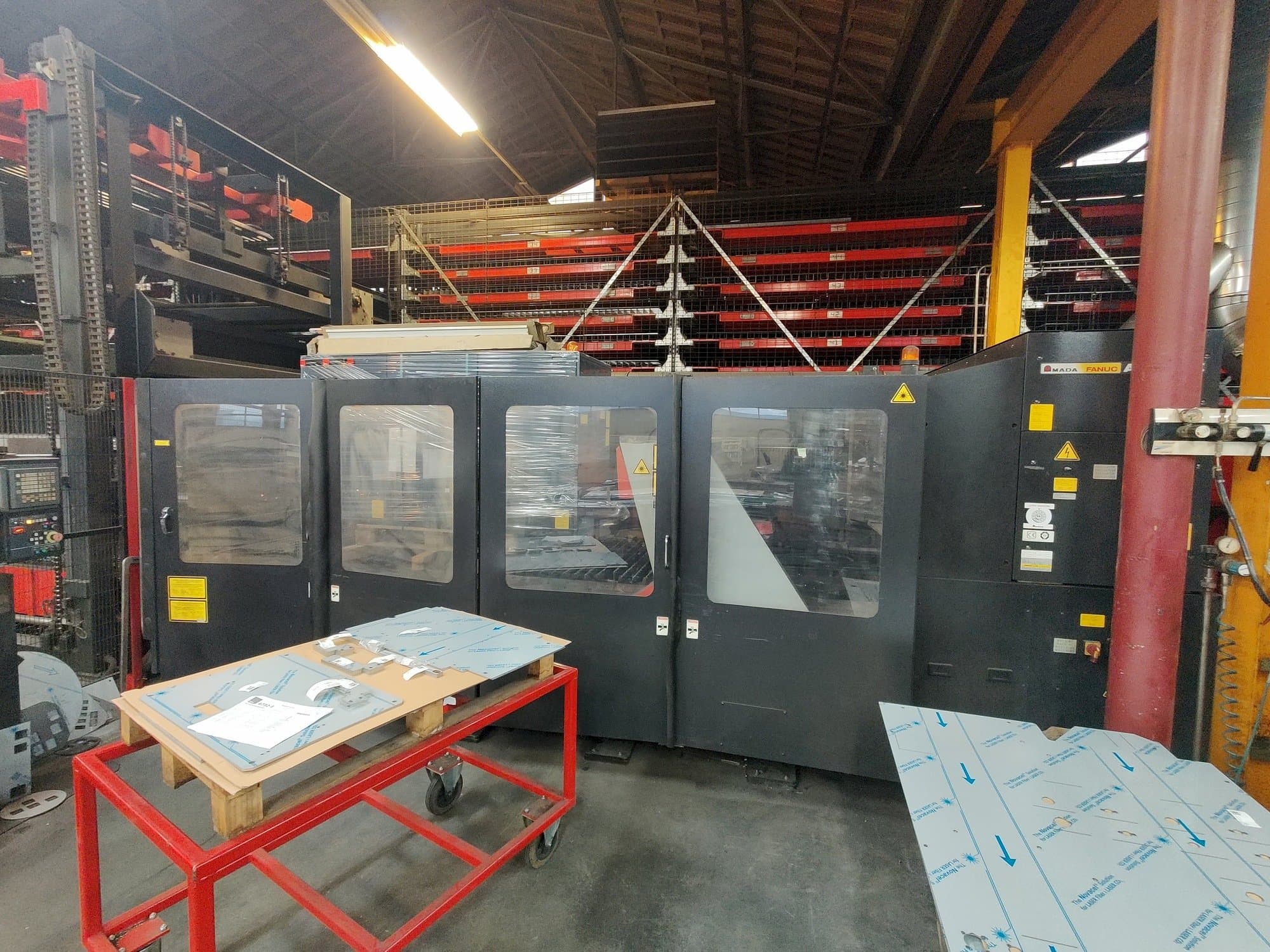 A AMADA FO 3015 gép elölnézete