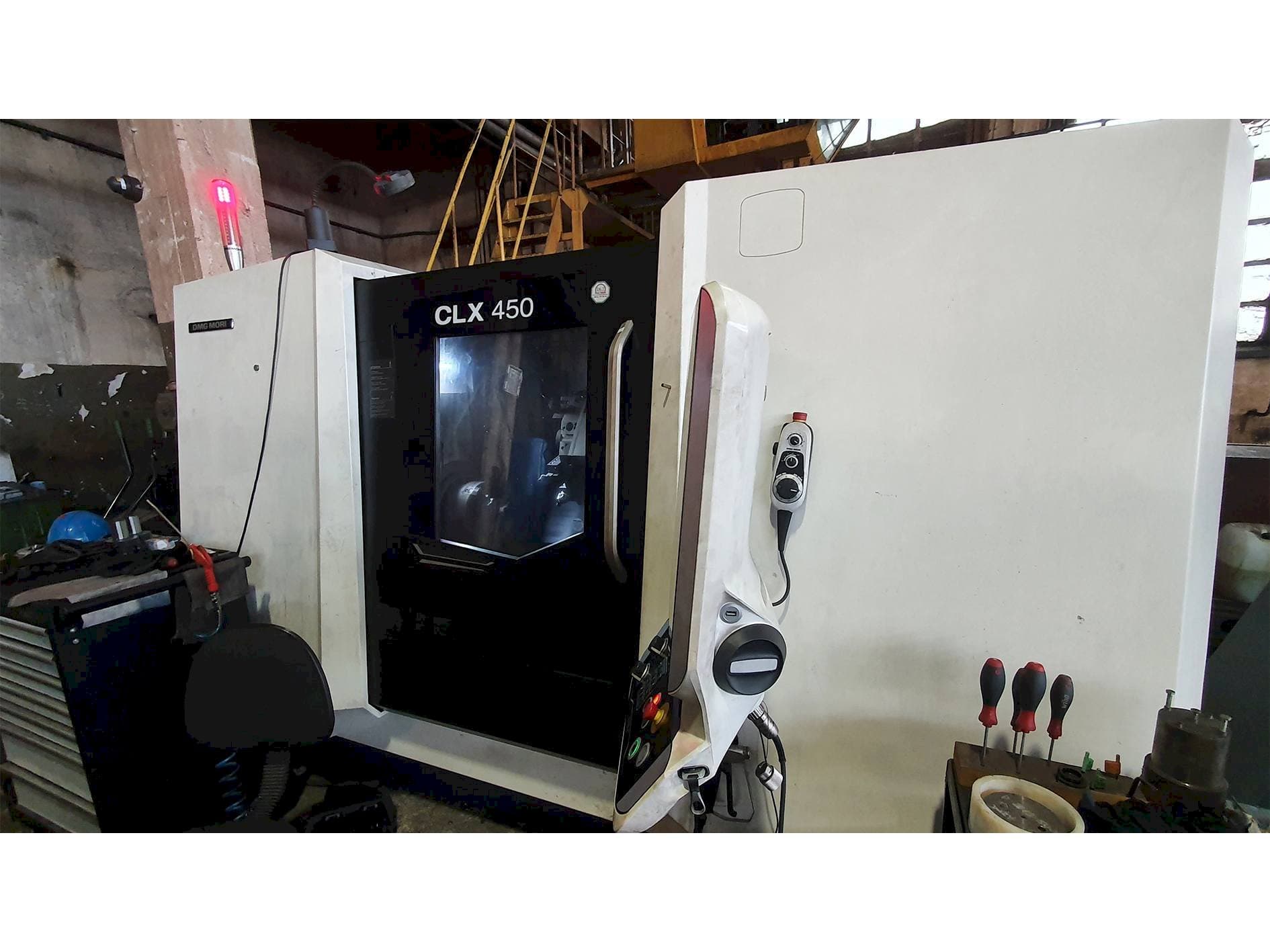 A DMG MORI CLX450 gép elölnézete