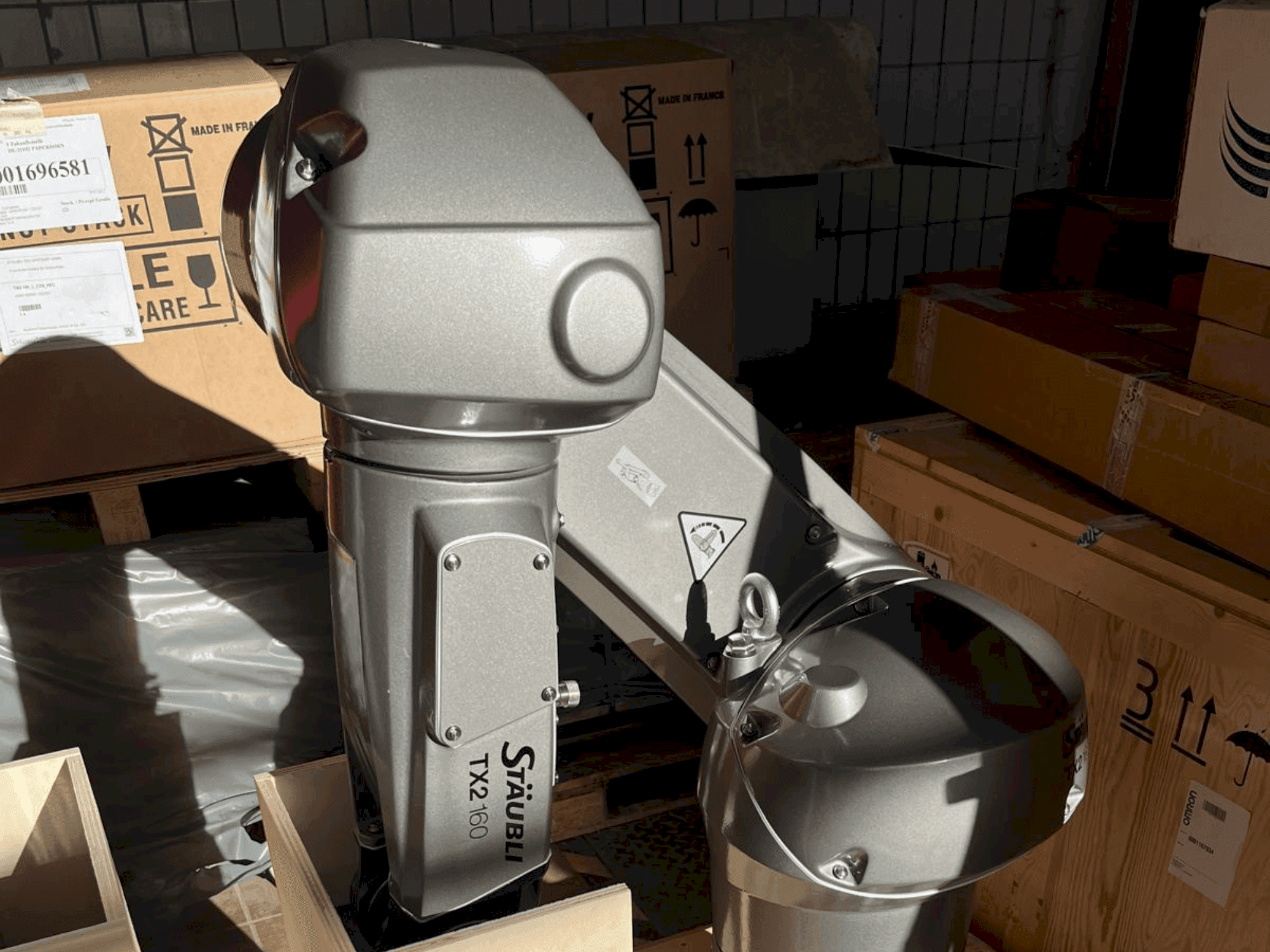 A STAUBLI TX2-160 HE gép elölnézete