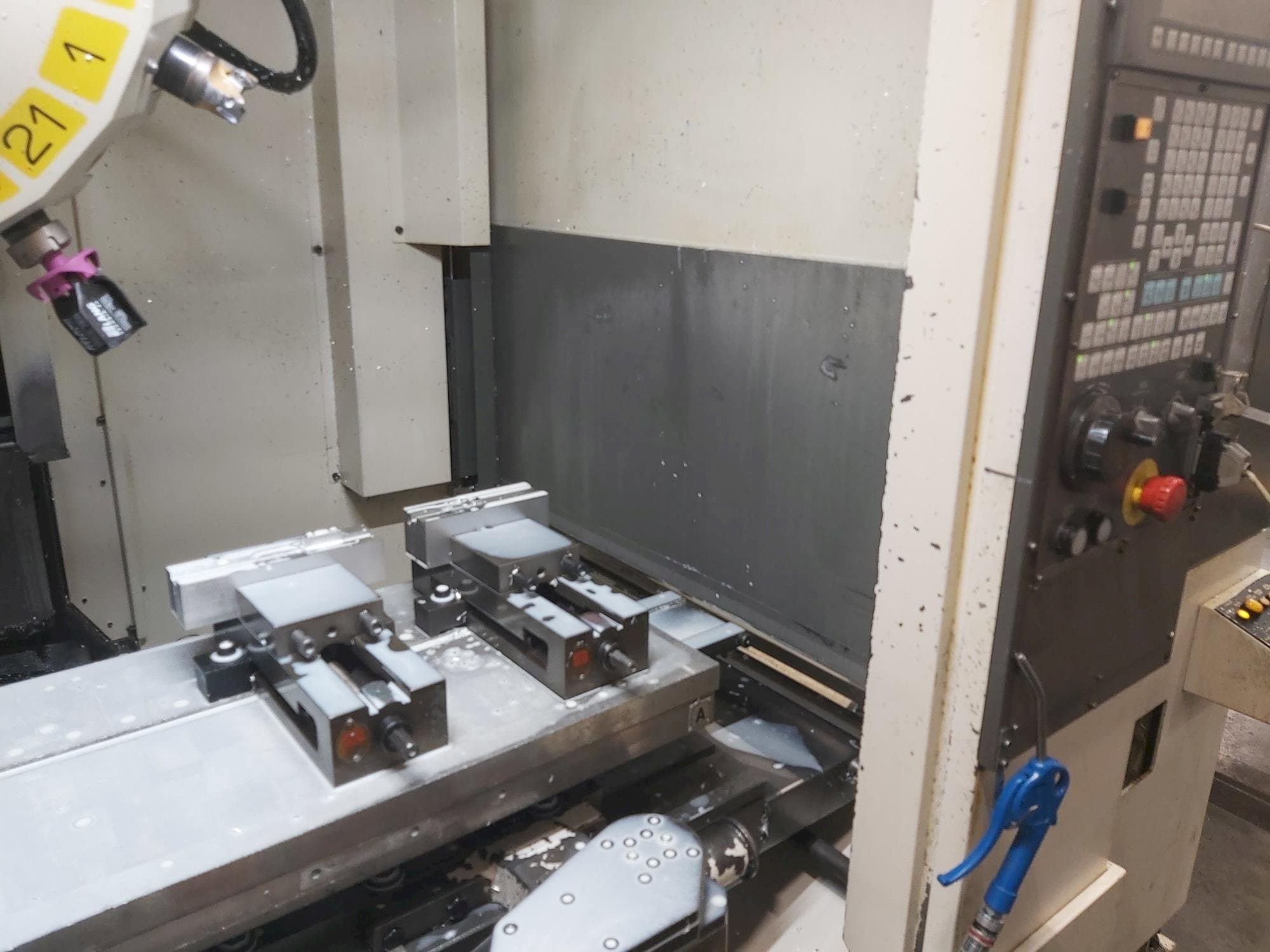 A FANUC Robodrill Alpha T21iE gép elölnézete