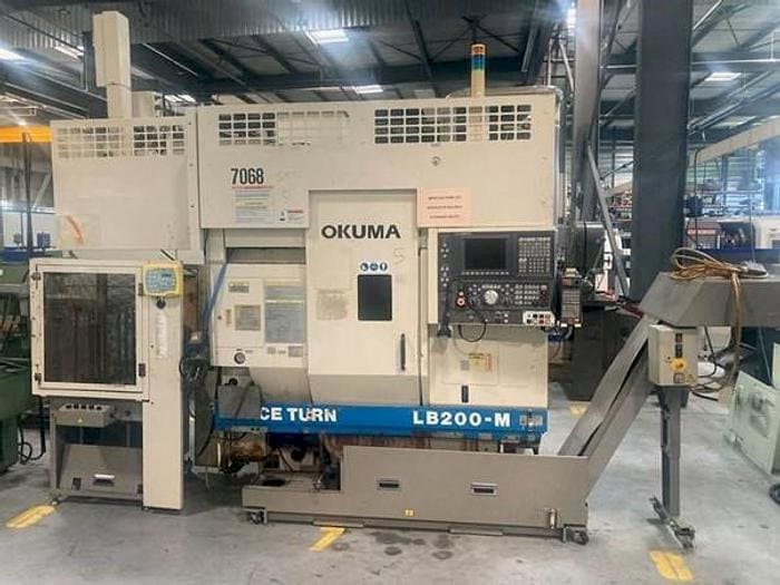 A Okuma LB 200M gép elölnézete