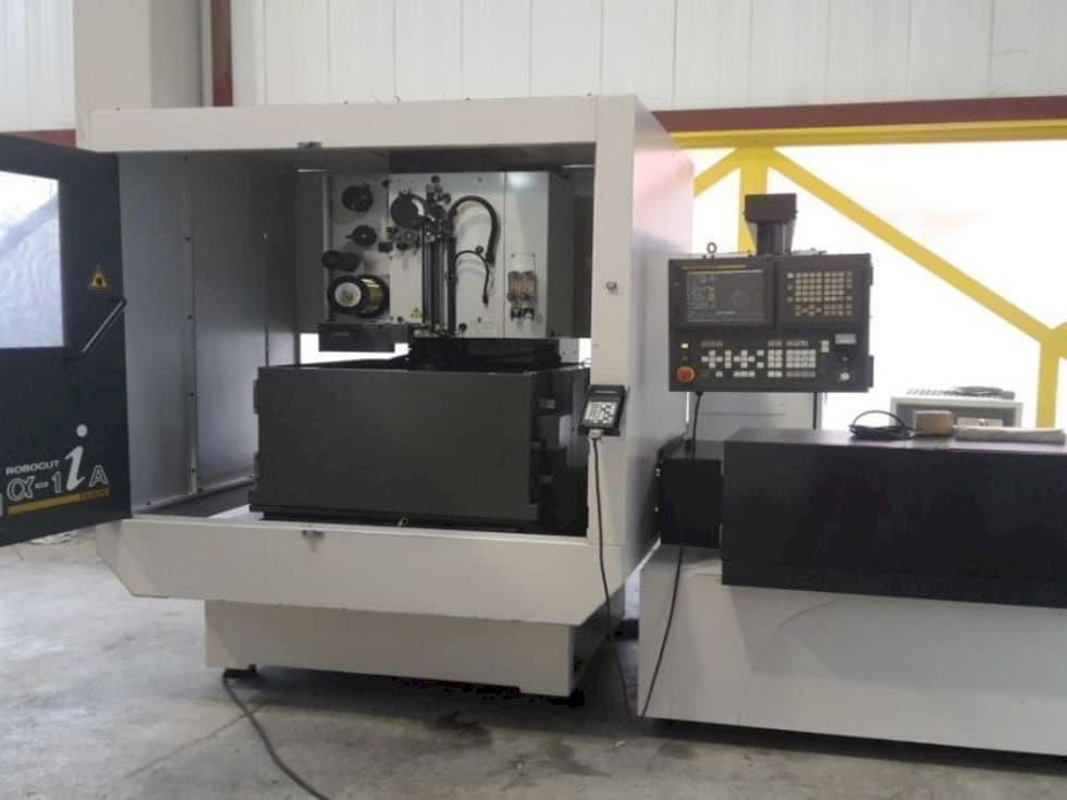 A FANUC Robocut α-1iA gép elölnézete