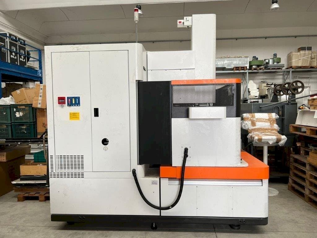 A AgieCharmilles FORM 30 gép elölnézete