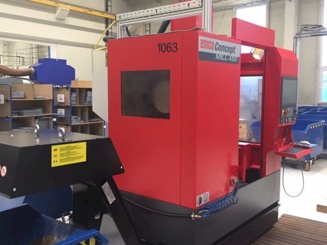 A EMCO Concept Mill 450 gép elölnézete