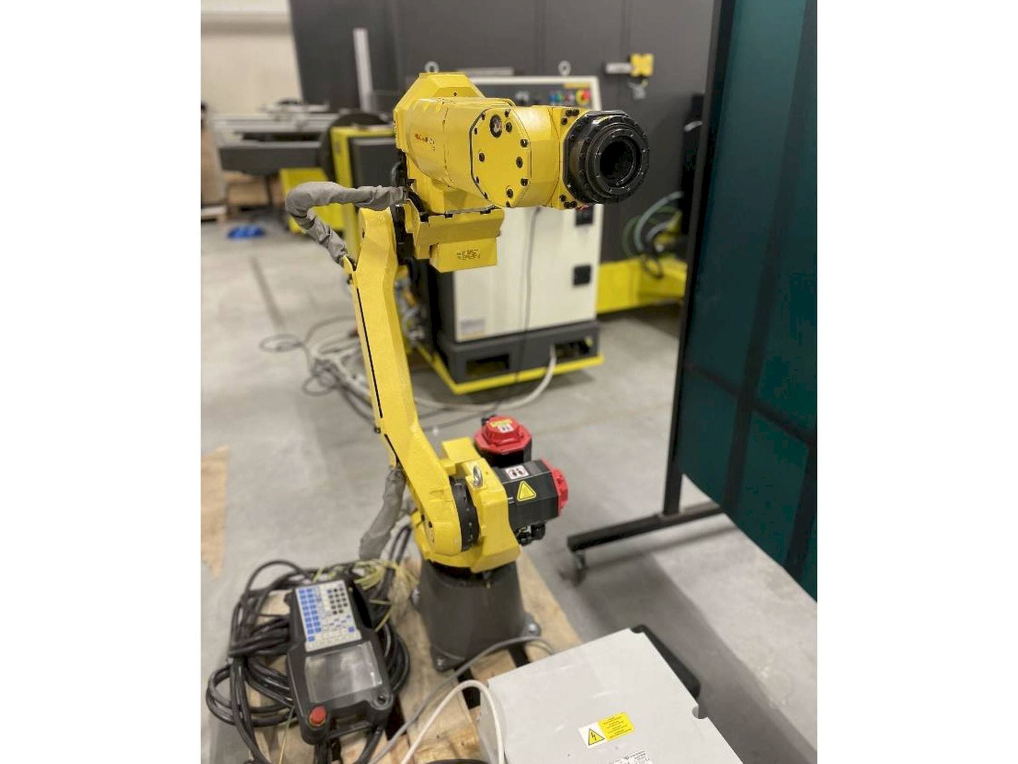 A FANUC M10iA/12 gép elölnézete