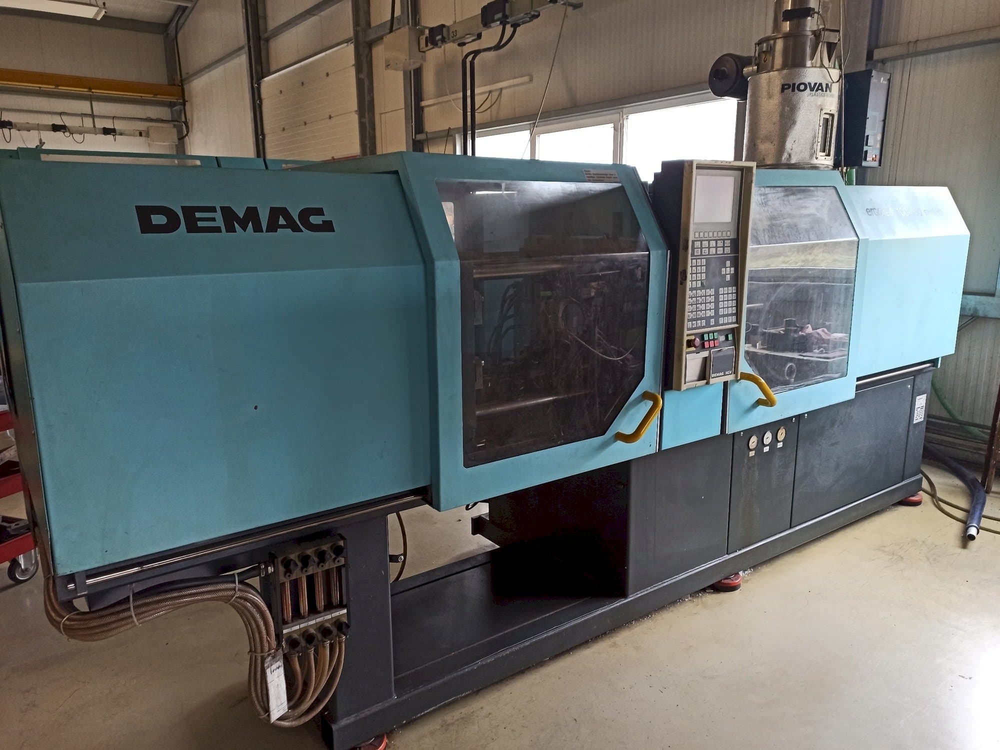 A DEMAG Ergotech 150-610 Compact gép oldalnézete
