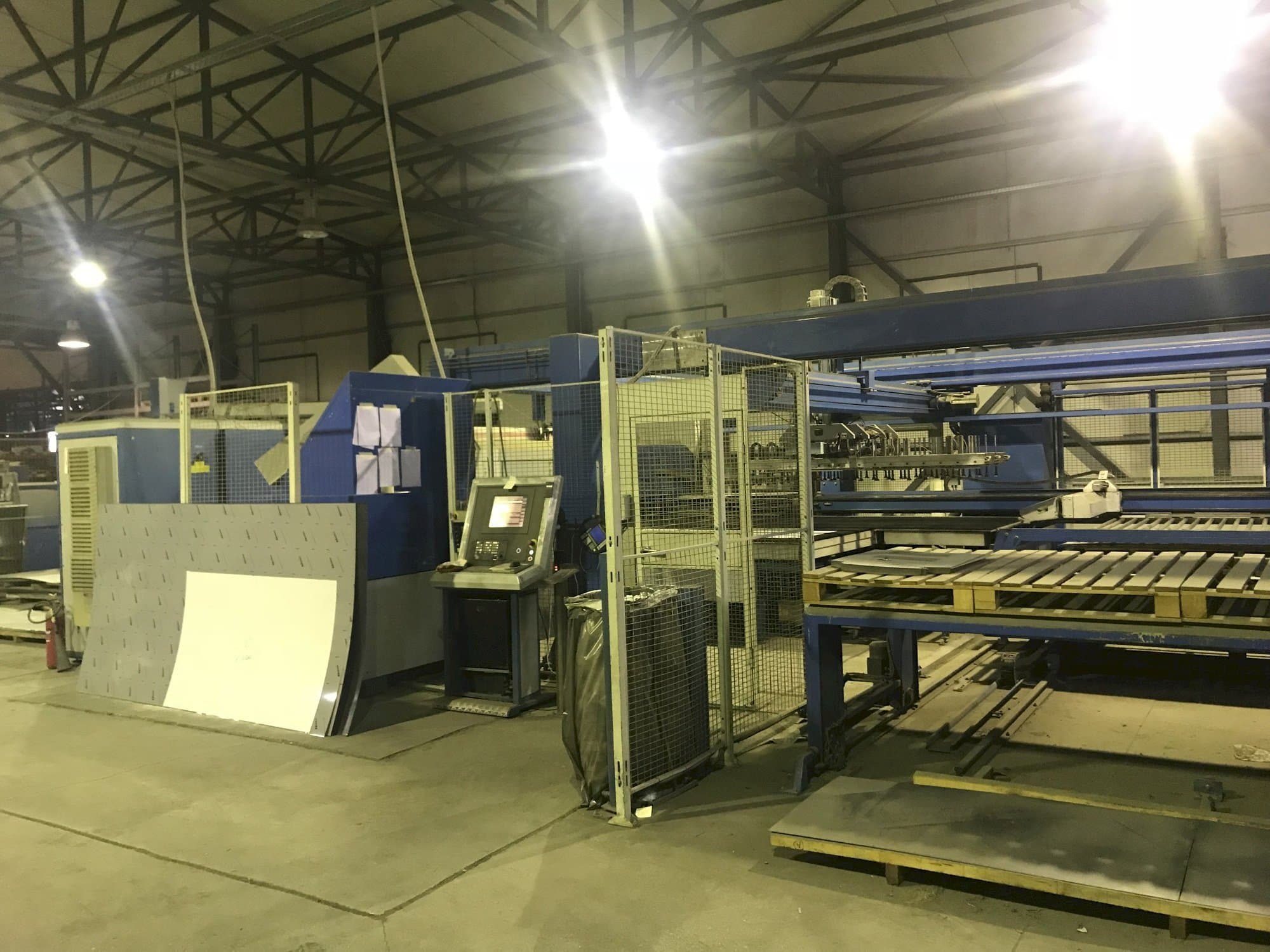 A Finn-Power LP6 gép elölnézete