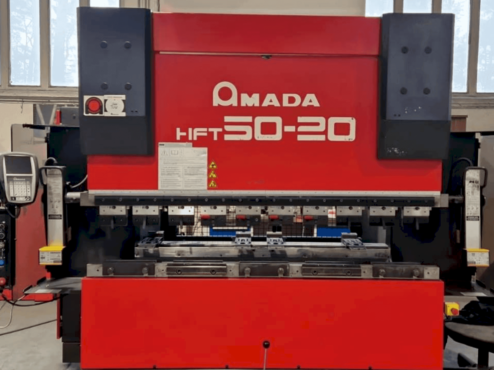 A AMADA HFT 50-20 gép elölnézete