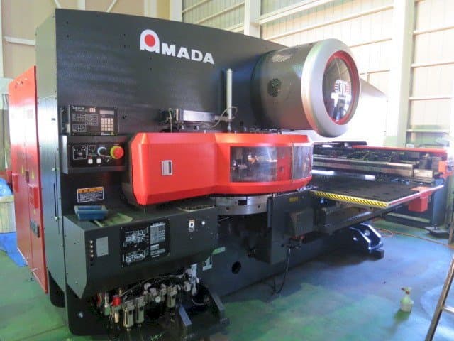 A AMADA EMK 345NT gép elölnézete