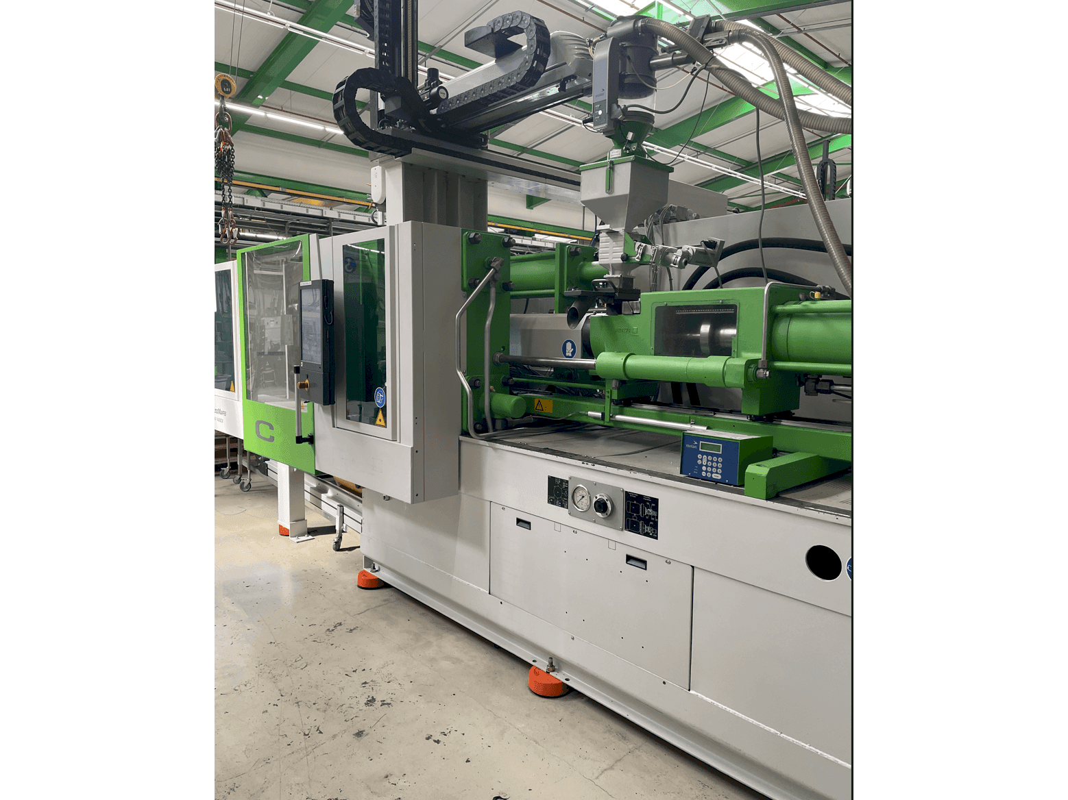 A Krauss Maffei KM 200-1400CM gép elölnézete