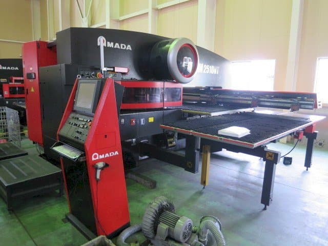 A AMADA EM 2510NT gép elölnézete