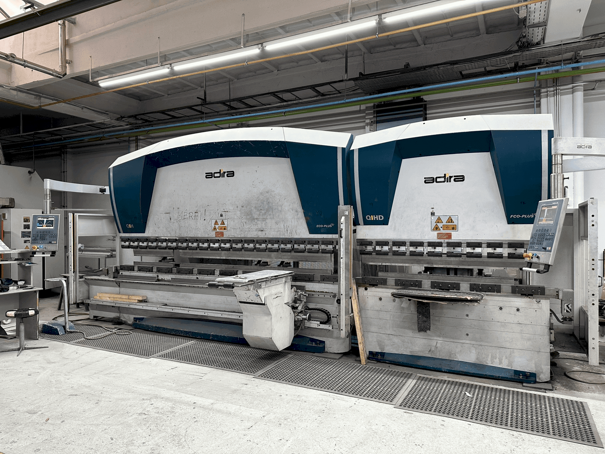 A ADIRA QIHD-5040 + QIHD-5020 gép elölnézete