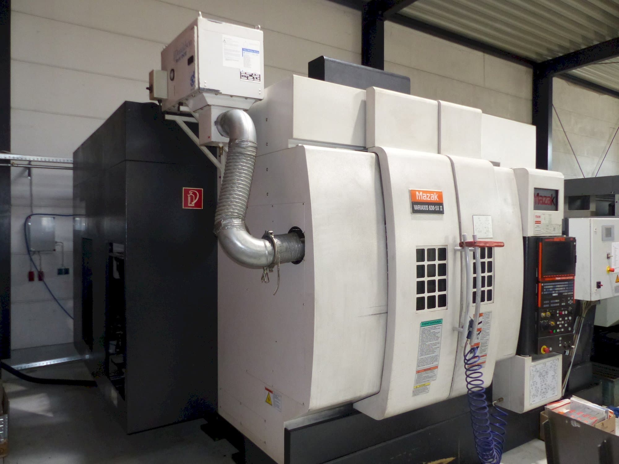 A Mazak Variaxis 630-5x II gép oldalnézete
