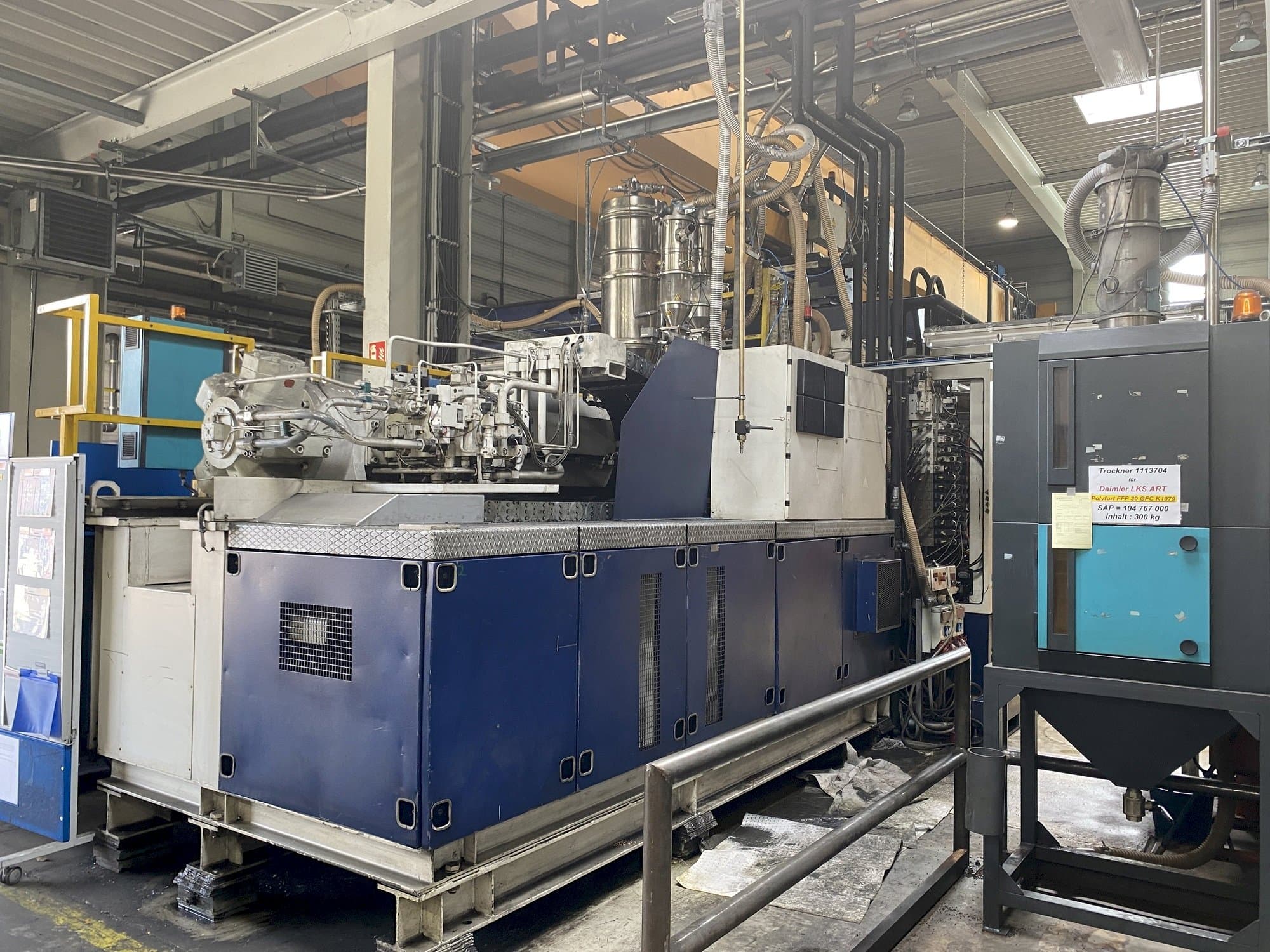 A Krauss Maffei 1600-8000 MC gép elölnézete