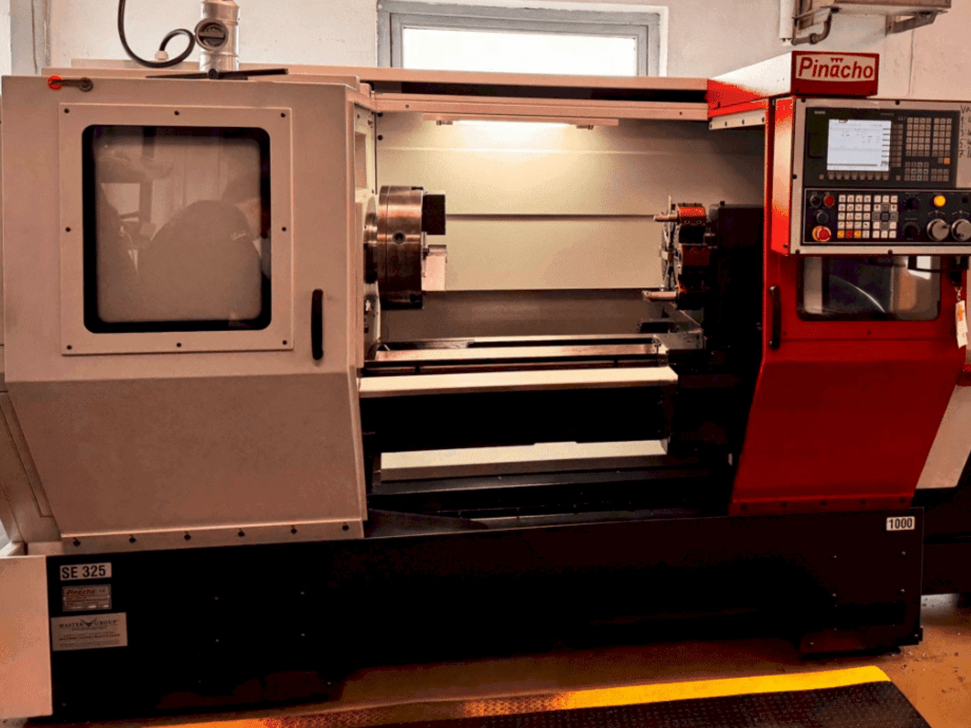 A Pinacho SE325 gép elölnézete