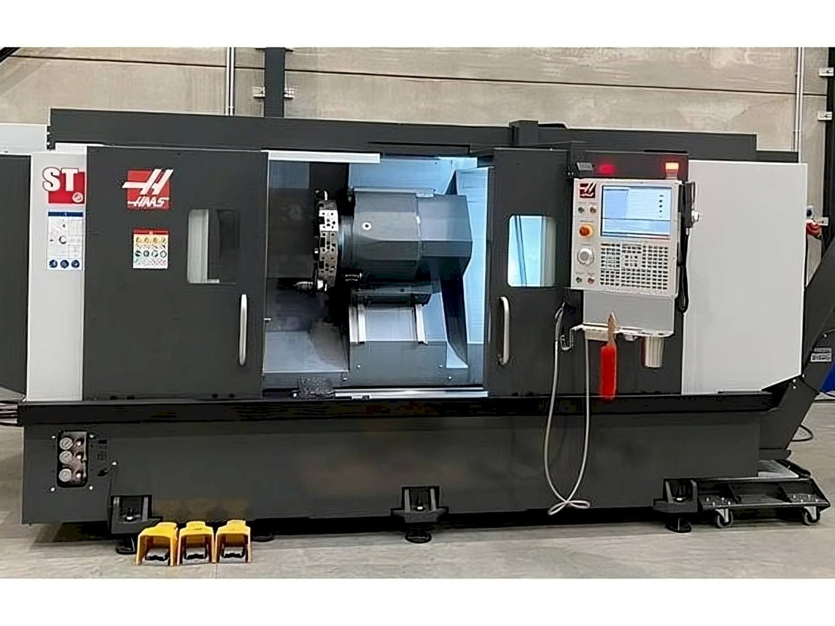 A HAAS ST-35L gép elölnézete