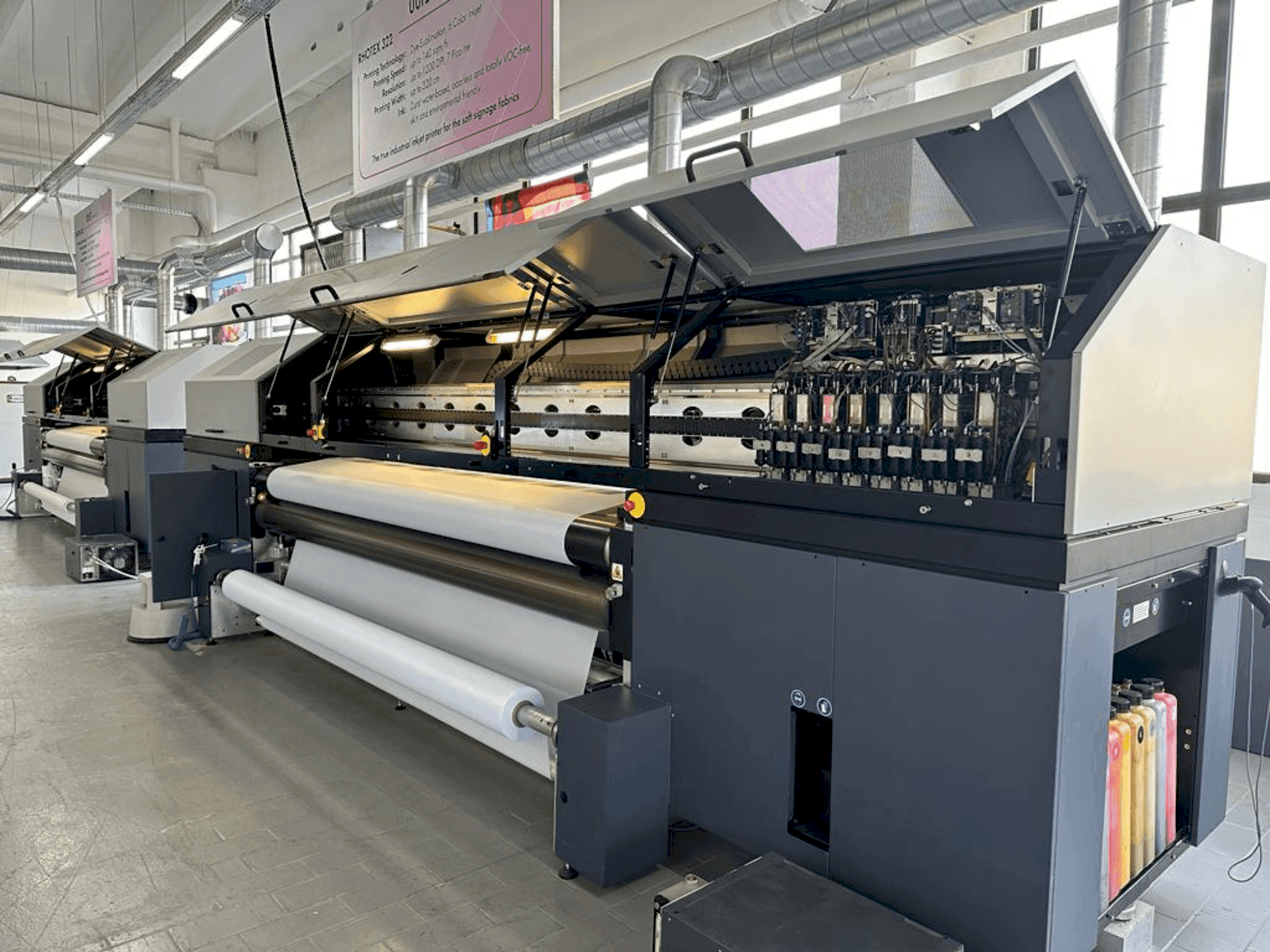 A Durst Rhotex 322 gép elölnézete