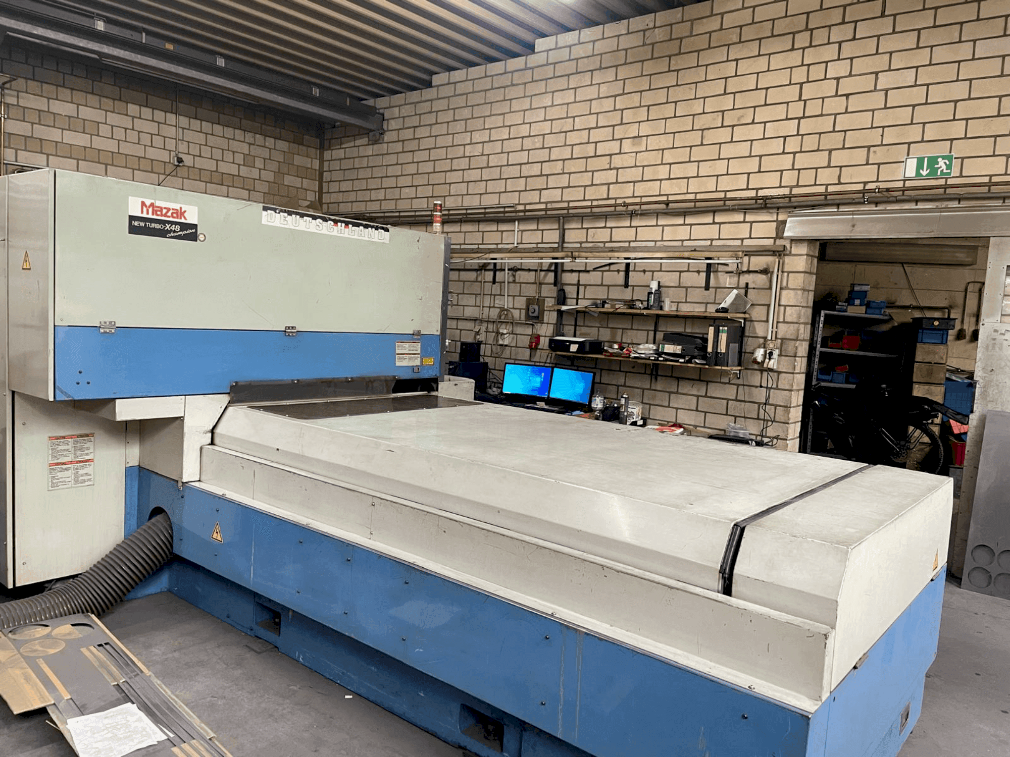 A Mazak NT-X48 gép elölnézete