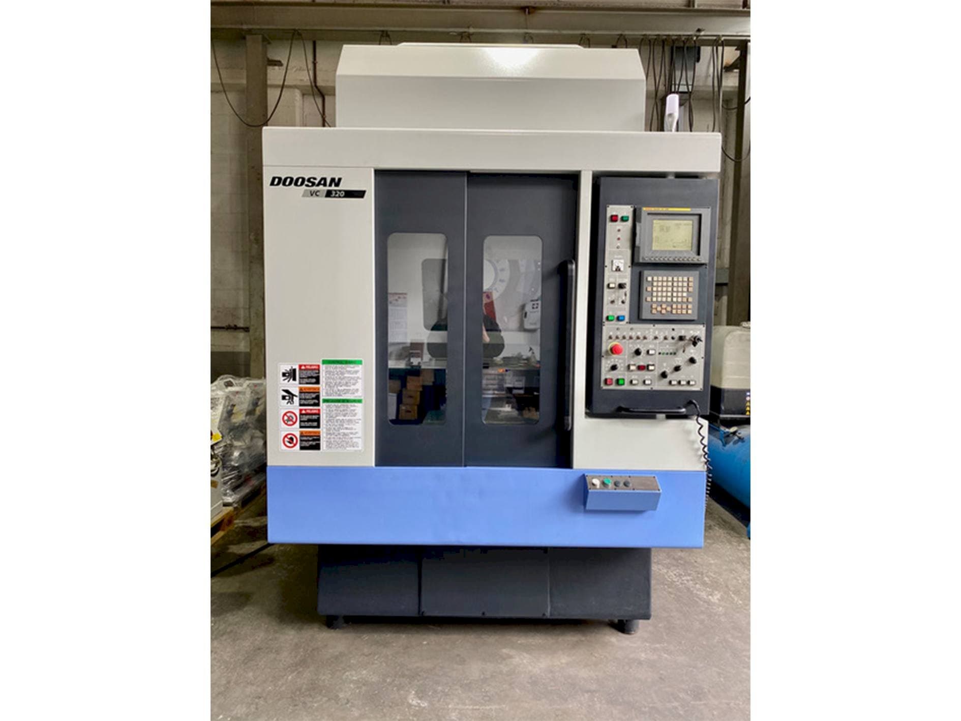 A Doosan VC 320 gép elölnézete
