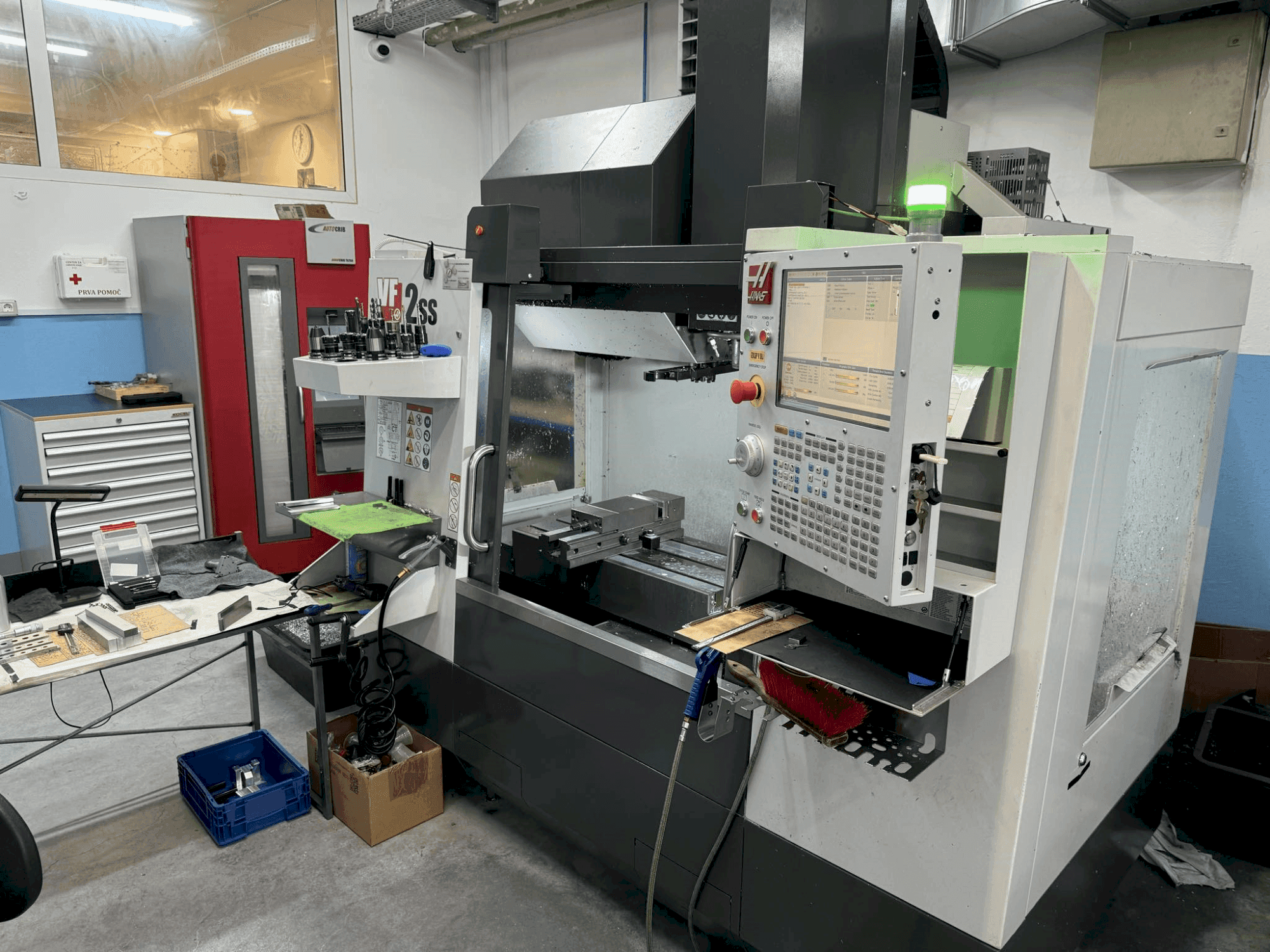A HAAS VF-2SS gép elölnézete