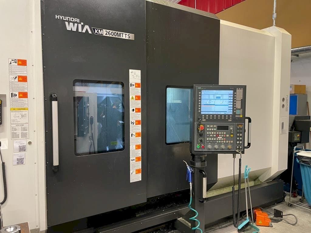 A Hyundai Wia KM 2600 MTTS gép elölnézete