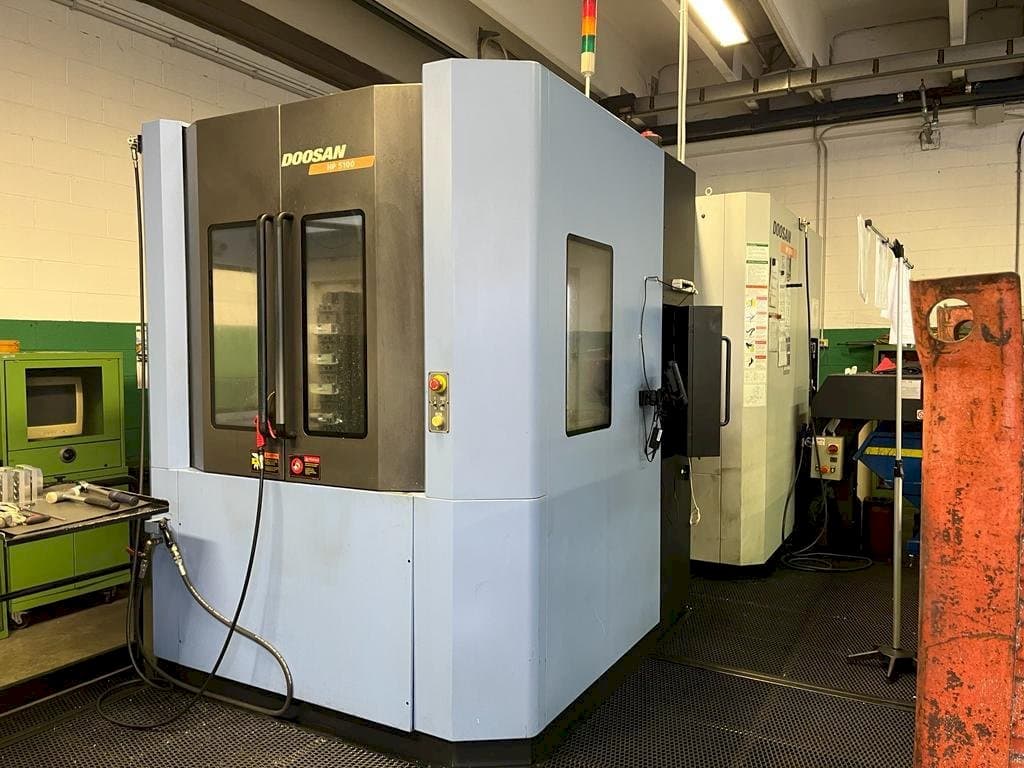 A Doosan HP5100 gép oldalnézete