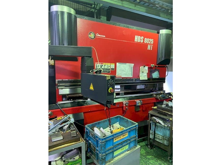 A AMADA HDS 8025 NT gép oldalnézete
