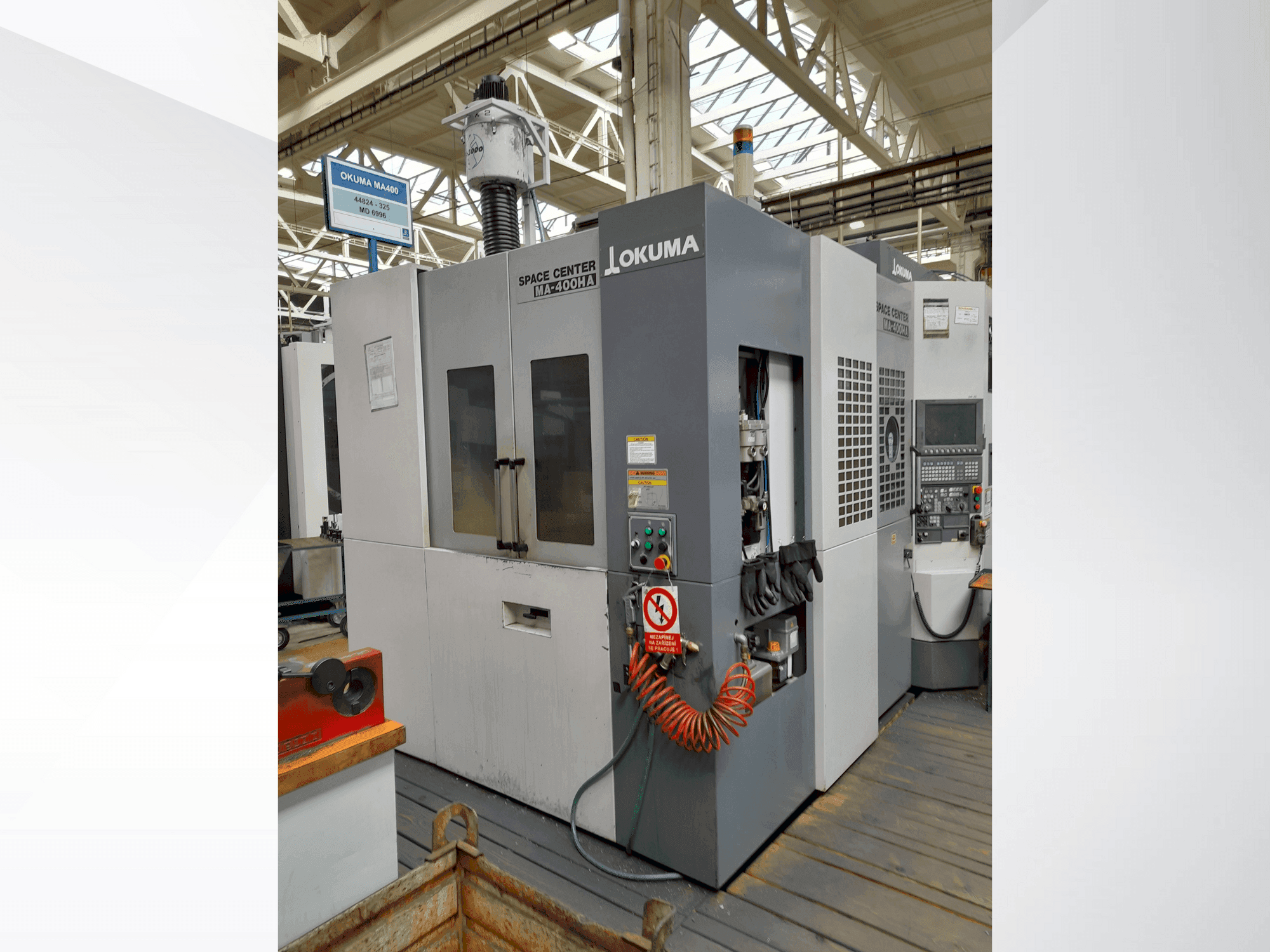 A Okuma MA-400HA gép elölnézete